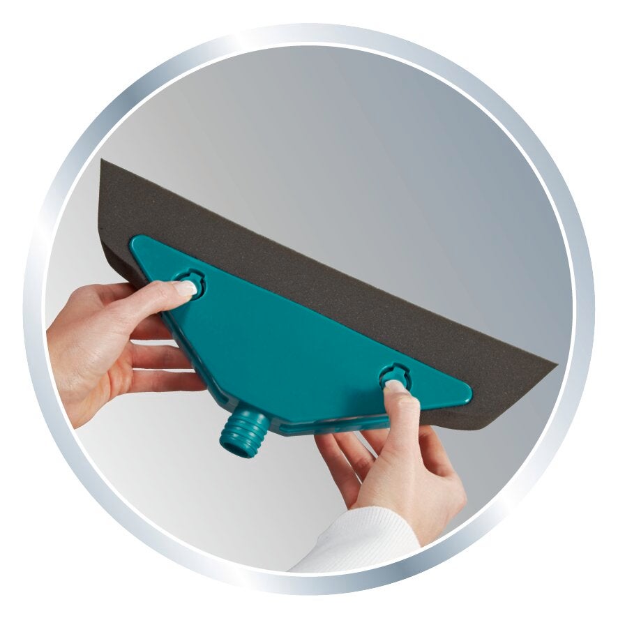 Ein Paar Hände hält den Ersatzschaumstoff Soft&Easy. Der Schaumstoff ist dreieckig mit einer blauen Halterung und wird für Reinigungszwecke verwendet.