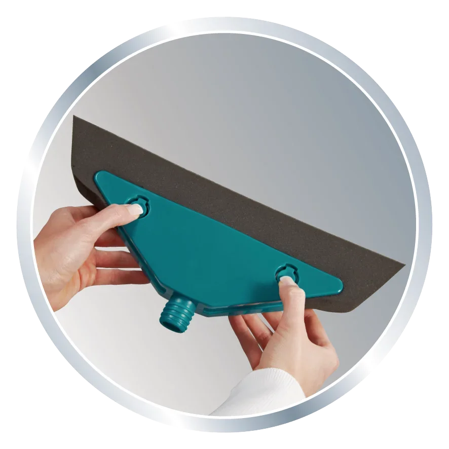 Een paar handen houdt het Soft&Easy reserveschuim vast. Het schuim is driehoekig met een blauwe houder en wordt gebruikt voor reinigingsdoeleinden.