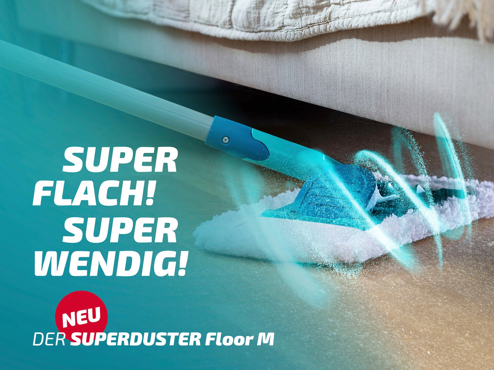 Ein Staubbezug des Leifheit Superduster Floor M wird unter einem Sofa verwendet. Der Text auf dem Bild hebt die flache und wendige Bauweise des Produkts hervor.