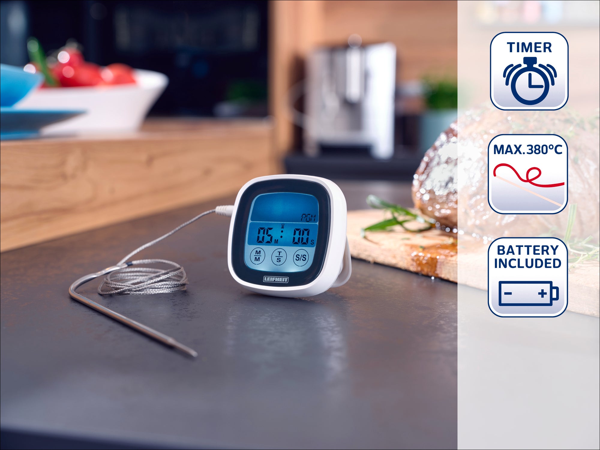Een digitale keukenthermometer met timer en temperatuurweergave tot 380°C staat op een keukenblad. Hij werkt op batterijen en is ideaal voor nauwkeurig koken.