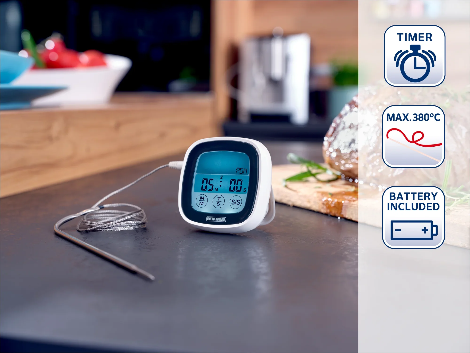 Cyfrowy termometr kuchenny z timerem i wyświetlaczem temperatury do 380°C stoi na blacie kuchennym. Jest zasilany bateryjnie i idealny do precyzyjnego gotowania.
