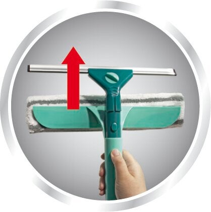 Fensterwischer WetDry mit Teleskopstiel in Anwendung. Eine Hand hält den Wischer, während ein roter Pfeil die Bewegungsrichtung nach oben zeigt. Ideal für streifenfreies Reinigen.