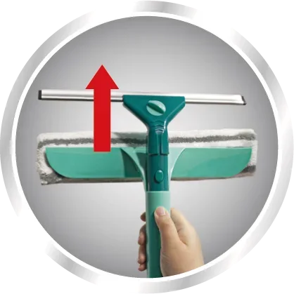 Ściągaczka do okien WetDry z uchwytem teleskopowym w użyciu. Jedna ręka trzyma ściągaczkę, a czerwona strzałka wskazuje kierunek ruchu w górę. Idealna do czyszczenia bez smug.