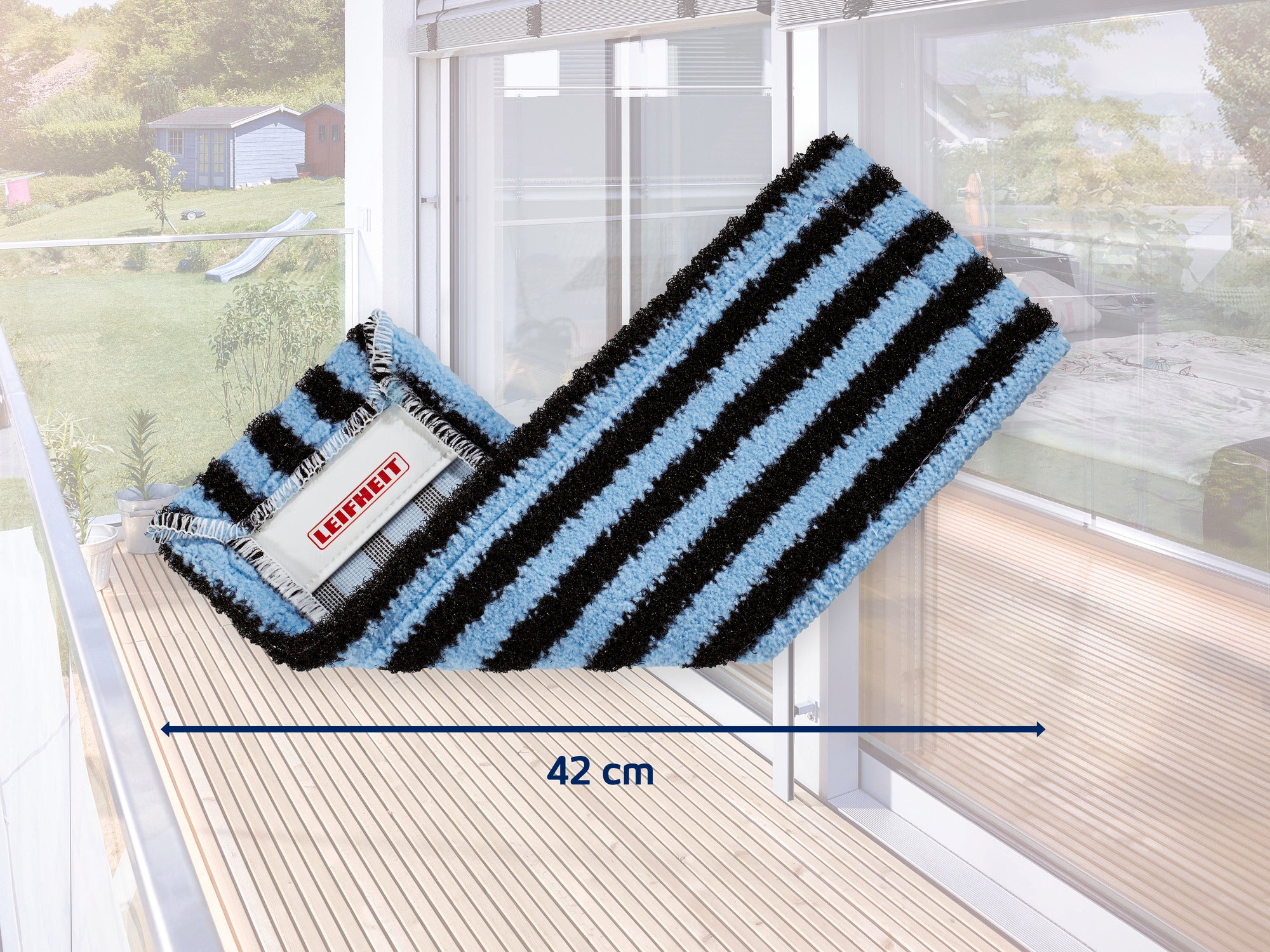 Op de foto ligt een Leifheit mop met blauwe en zwarte strepen op een lichtgekleurde houten vloer. De mop is 42 cm breed en is ideaal voor het schoonmaken van grote oppervlakken.