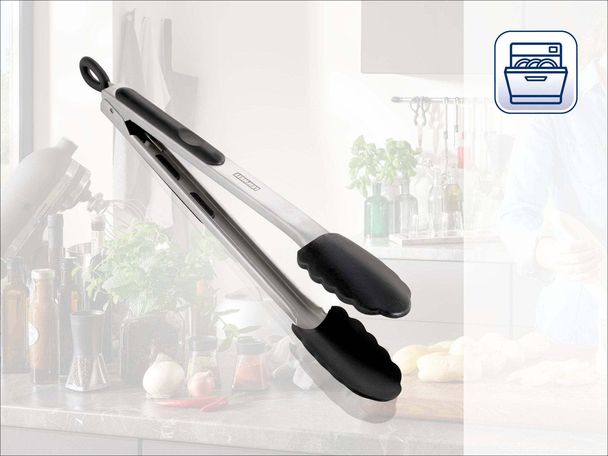 Leifheit Küchenzange ProLine aus Edelstahl mit schwarzen, hitzebeständigen Greifflächen und ergonomischem Griff, dargestellt freigestellt vor heller Küchenkulisse; ideal zum sicheren Wenden und Servieren.