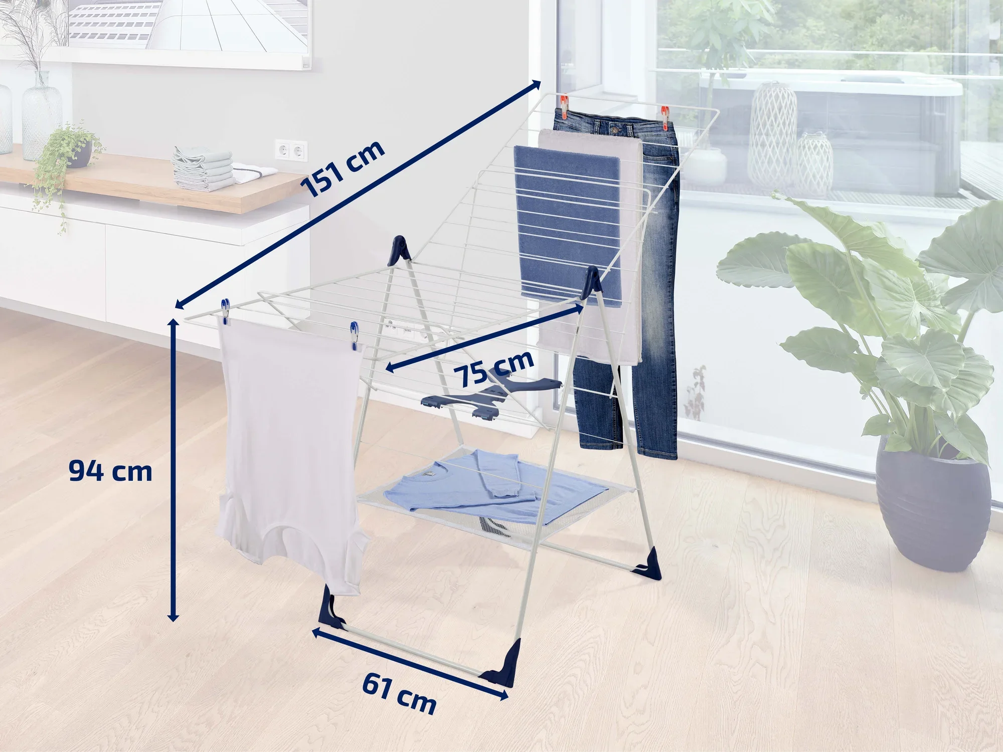 Suszarka stojąca Leifheit w nowoczesnym pomieszczeniu. Suszarka ma wysokość 94 cm, szerokość 61 cm i długość 151 cm. Idealna do suszenia ubrań.