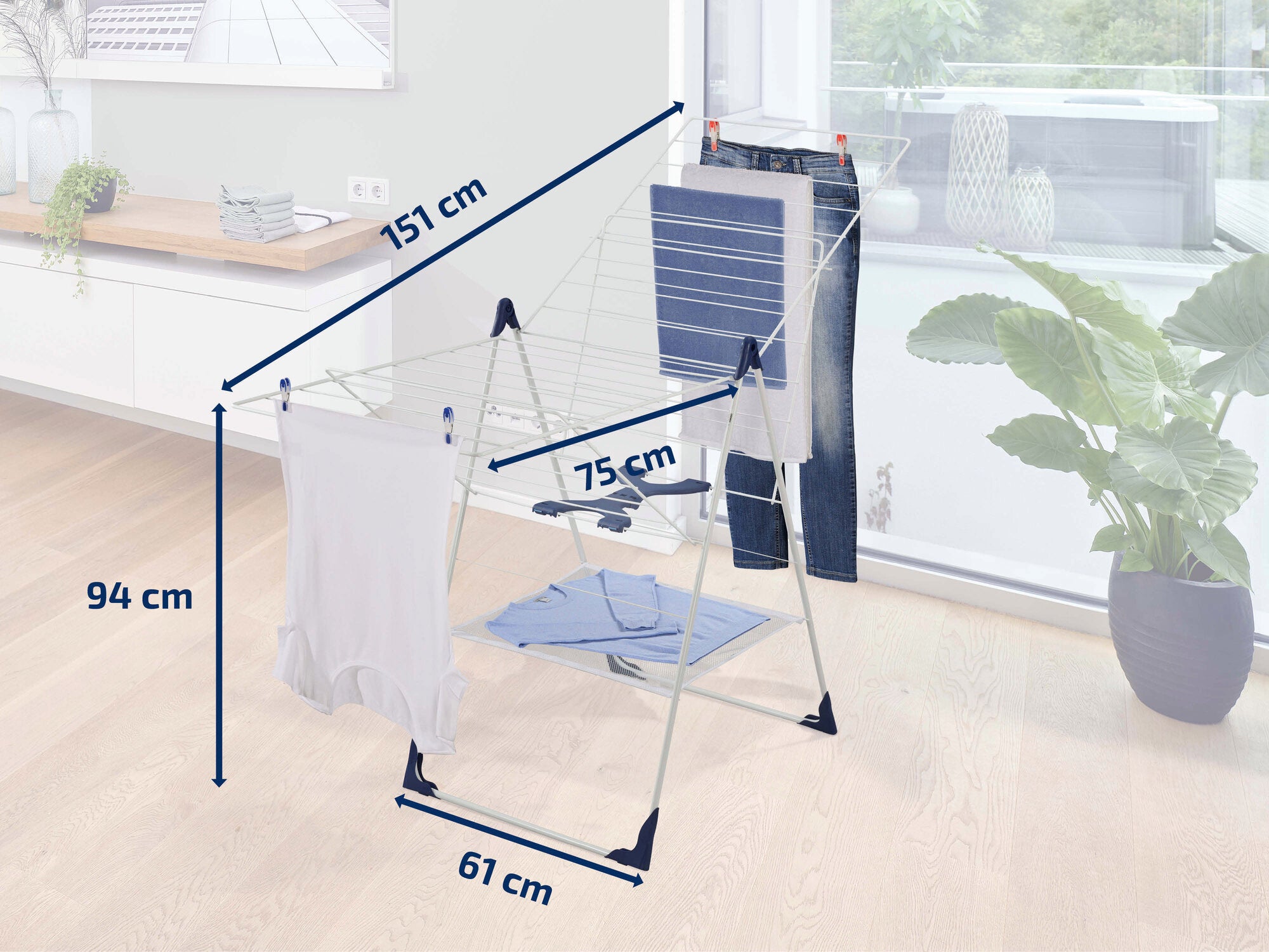 Leifheit staande droger in een moderne kamer. De droger heeft een hoogte van 94 cm, een breedte van 61 cm en een lengte van 151 cm. Ideaal voor het drogen van kleding.