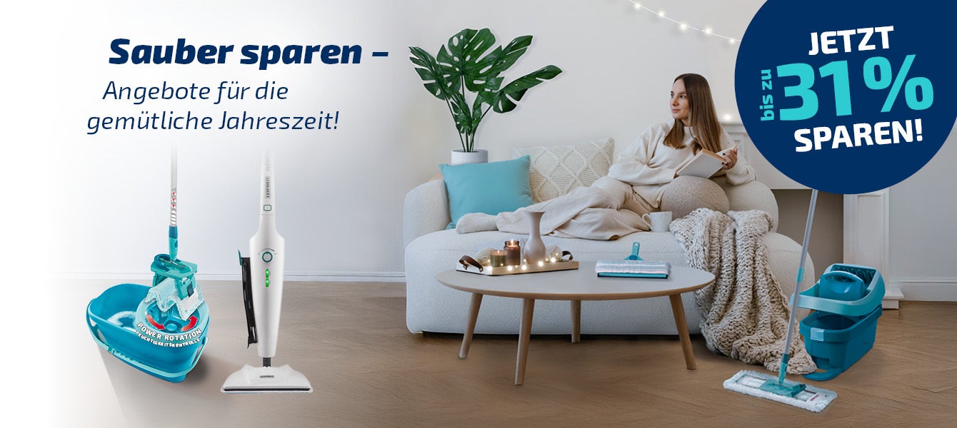 Eine Frau sitzt auf der Couch. Neben ihr stehen zwei Wischsysteme und ein Dampfreiniger