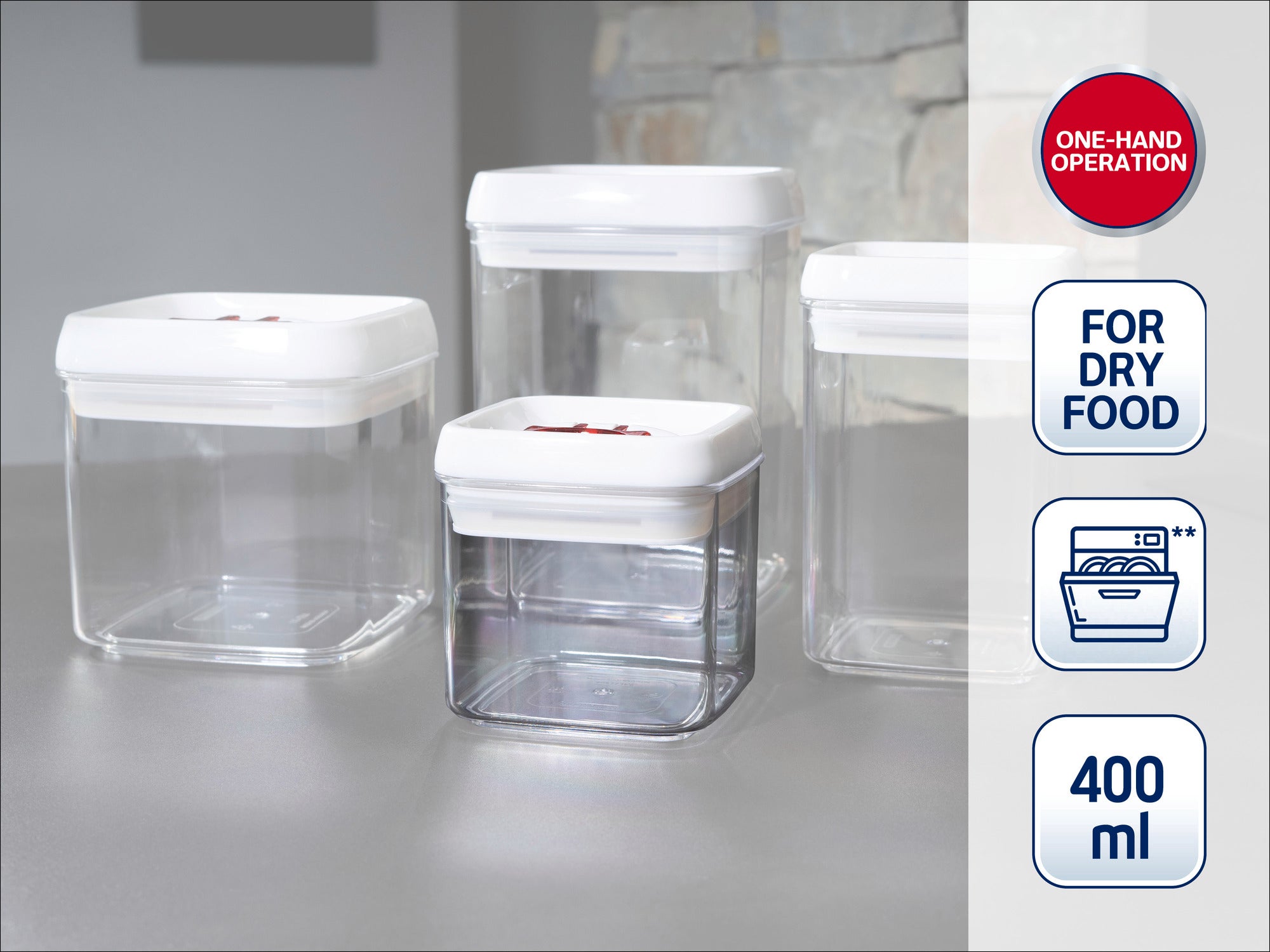 Quatre récipients de conservation transparents avec couvercles blancs, idéaux pour les aliments secs. Un récipient a une contenance de 400 ml. Utilisation facile d'une seule main, lavable au lave-vaisselle.