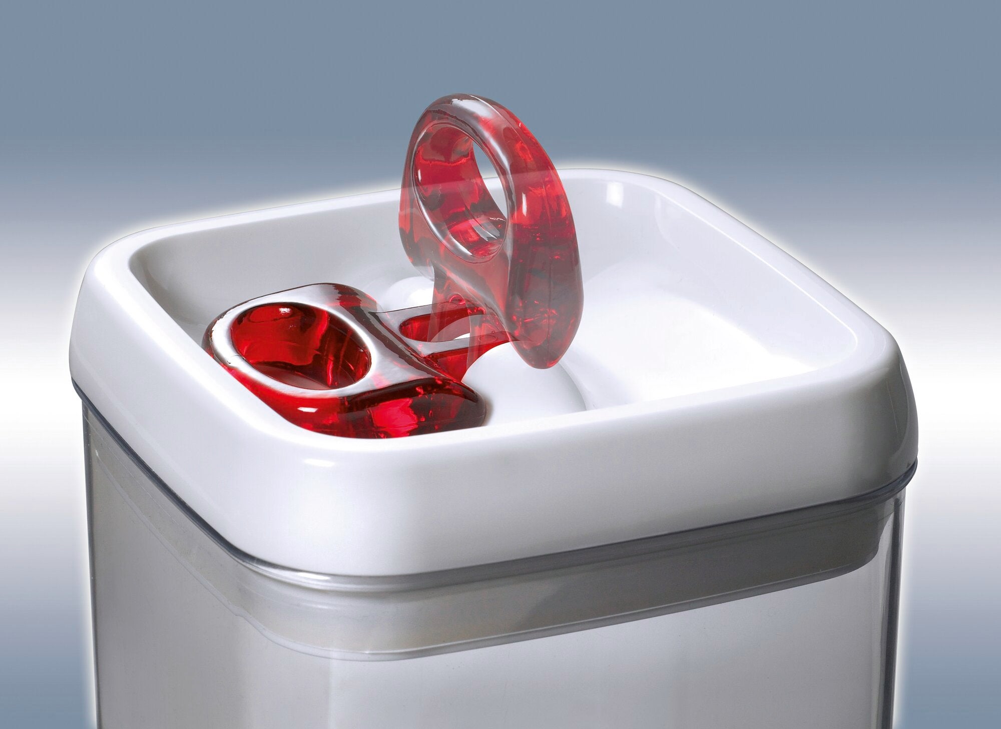 Contenitore Fresh and Easy, 400 ml, quadrato. Il contenitore ha un coperchio bianco con un meccanismo di chiusura rosso trasparente. Ideale per conservare gli alimenti.