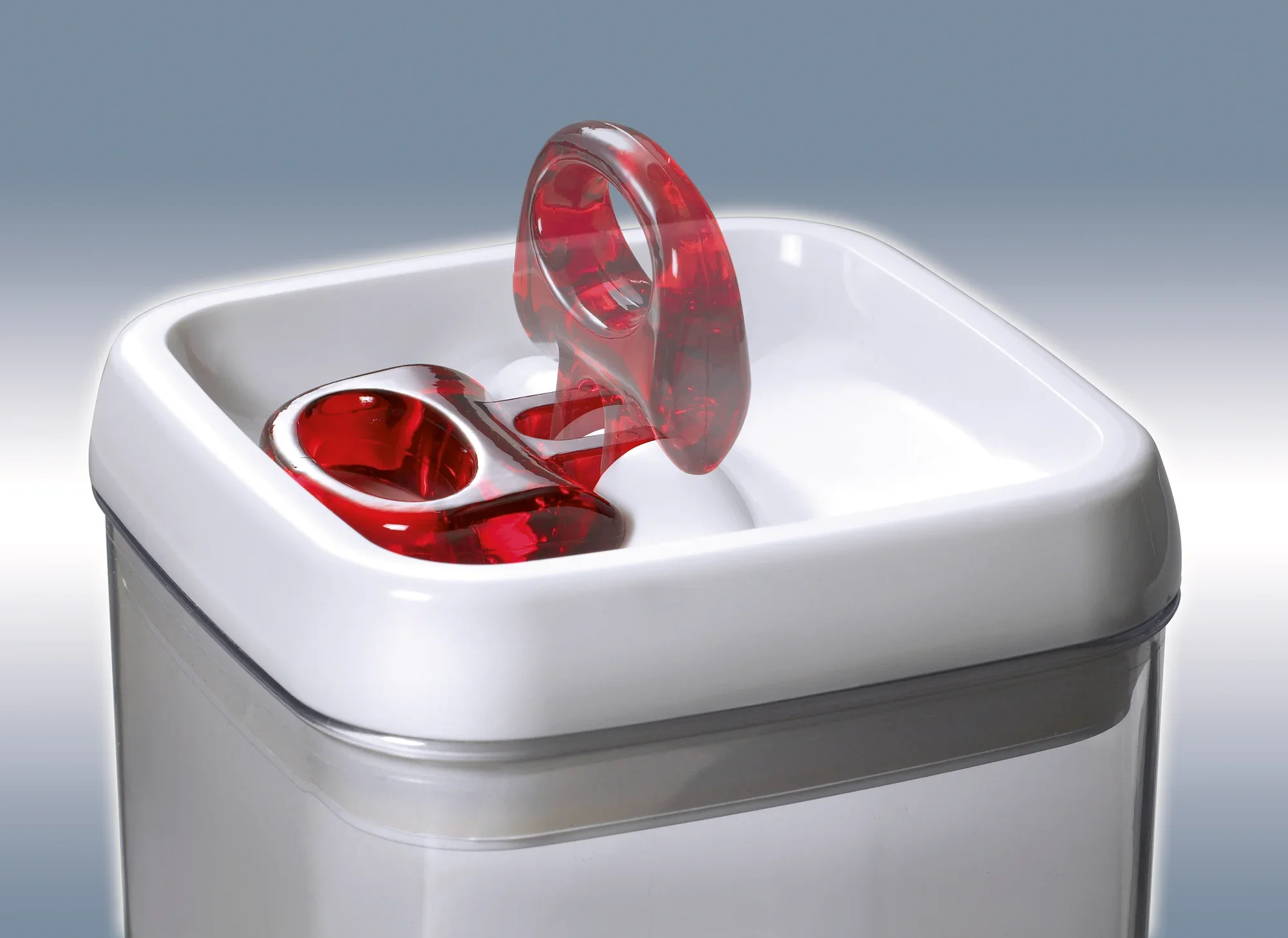 Recipiente Fresh and Easy, 400 ml, cuadrado. El recipiente tiene una tapa blanca con un mecanismo de cierre rojo transparente. Ideal para conservar alimentos.