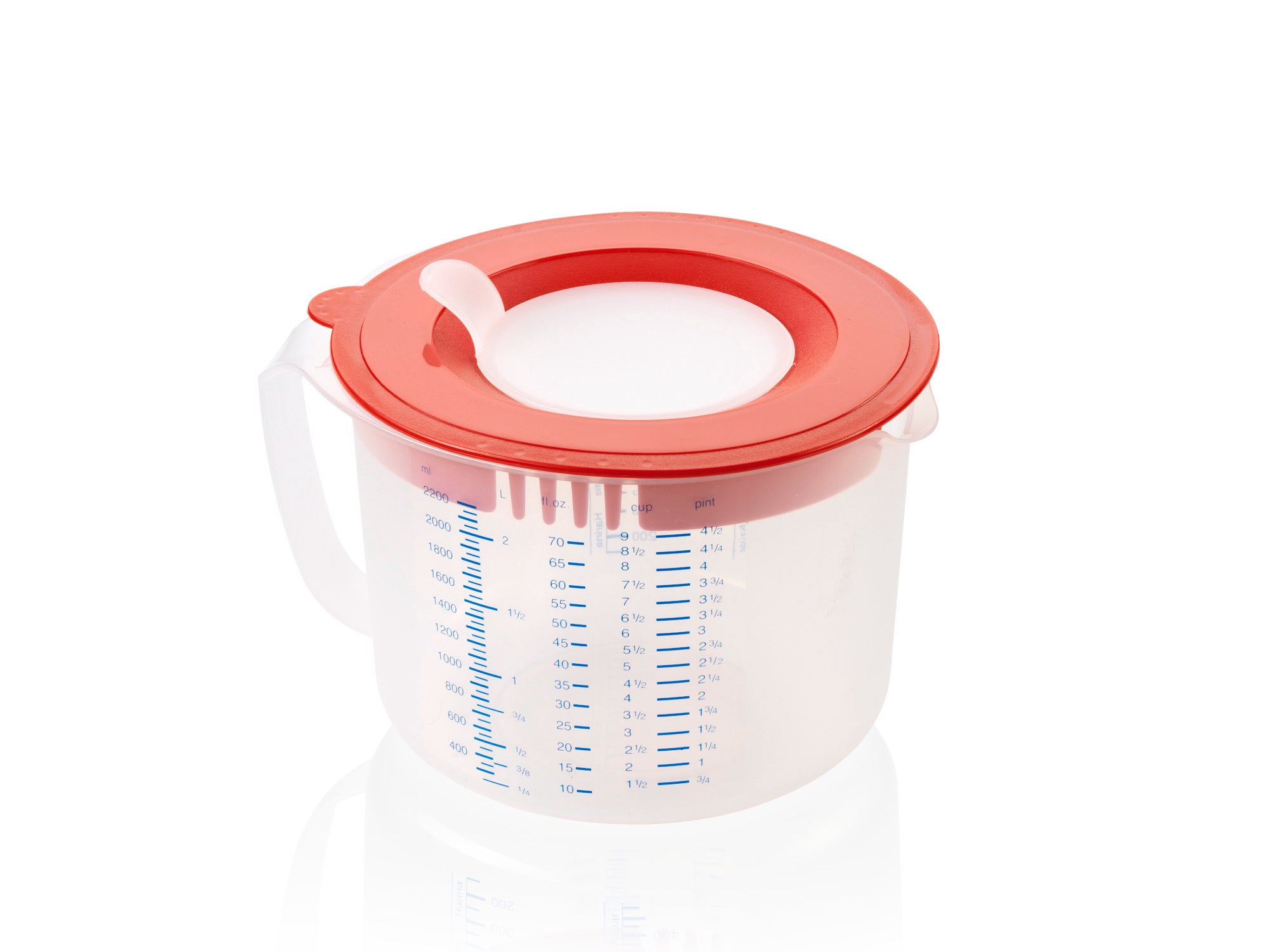 Misurino 3 in 1 Measure and Store da 2,2 litri con coperchio rosso e cucchiaio integrato. Ideale per misurare, mescolare e conservare liquidi in cucina.