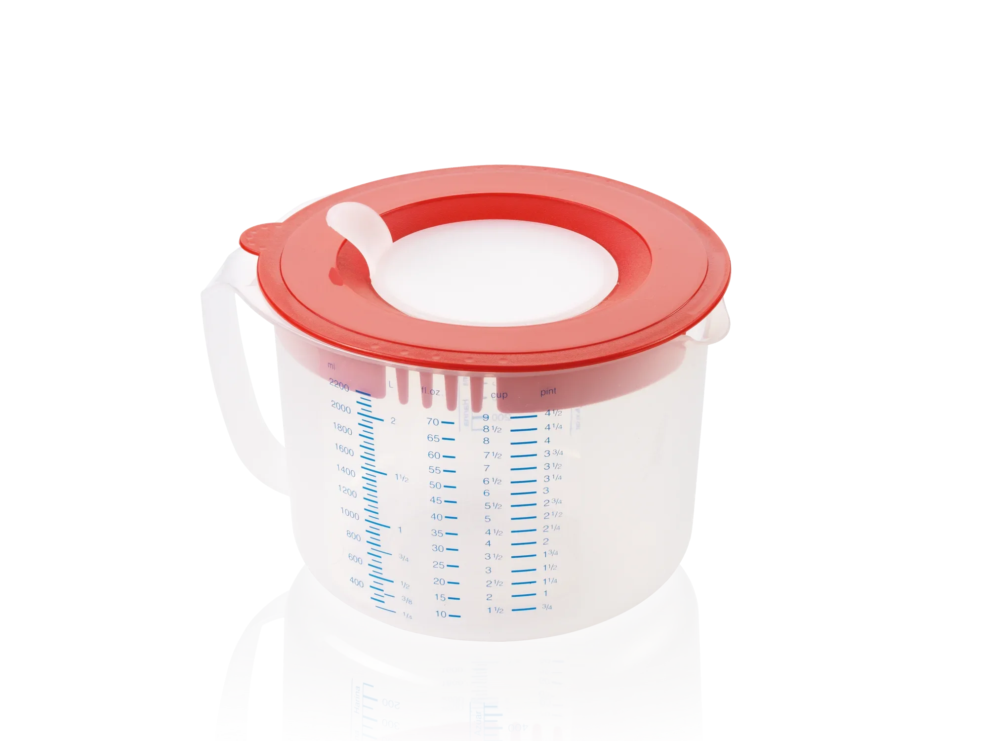 Een transparante 3-in-1 "Measure and Store" maatbeker met een inhoud van 2,2 liter. De beker heeft een rood deksel en een witte schaalverdeling voor het nauwkeurig afmeten van vloeistoffen.