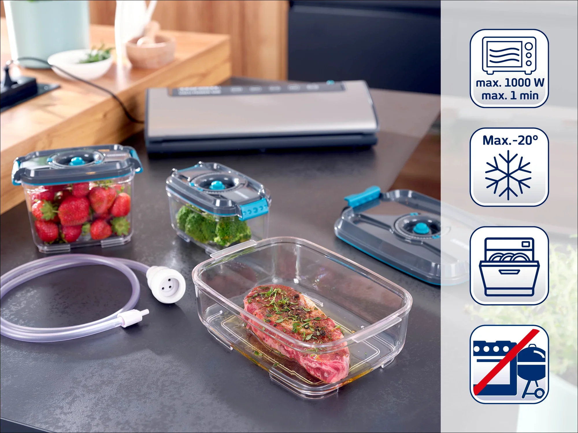 Zestaw do pakowania próżniowego na blacie kuchennym ze świeżymi truskawkami, brokułami i marynowanym mięsem w przezroczystych pojemnikach. Symbole wskazują, że pojemniki nadają się do mikrofalówki i zmywarki.