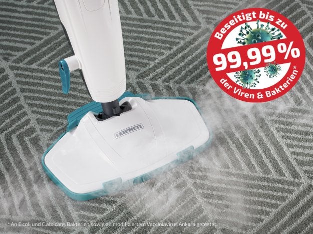Elektrischer Dampfreiniger auf gemustertem Teppich beseitigt bis zu 99,99% der Viren und Bakterien, hervorgehoben mit rotem Emblem.
