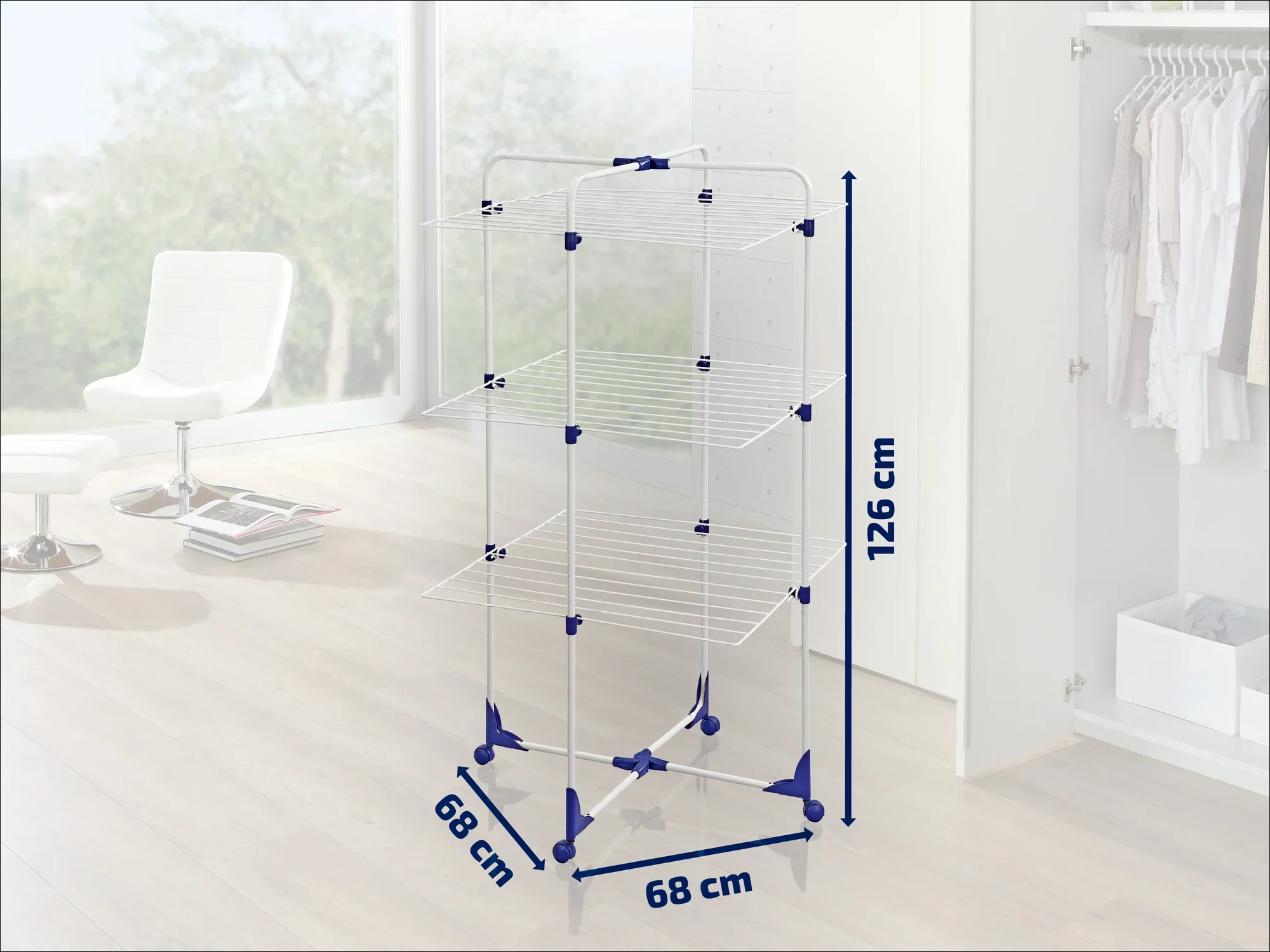 Een torendroger met vier niveaus staat in een moderne, lichte kamer. De afmetingen zijn 68 cm x 68 cm x 126 cm. Ideaal voor het drogen van kleding in kleine ruimtes.