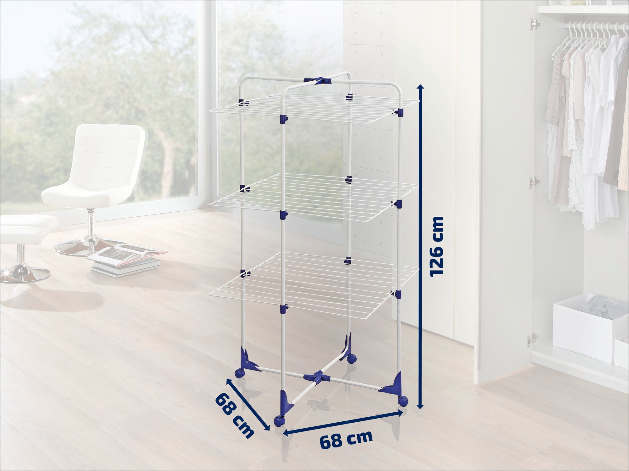 Een torendroger met vier niveaus staat in een moderne, lichte kamer. De afmetingen zijn 68 cm x 68 cm x 126 cm. Ideaal voor het drogen van kleding in kleine ruimtes.
