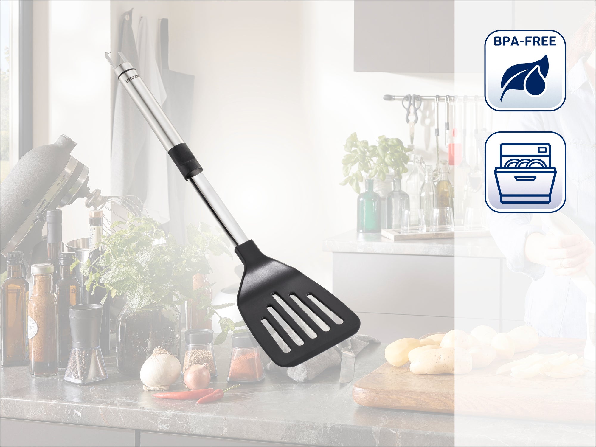 Pfannenwender aus Edelstahl mit schwarzem Kunststoffkopf, ideal für antihaftbeschichtete Pfannen. BPA-frei und spülmaschinengeeignet. Perfekt für die moderne Küche.