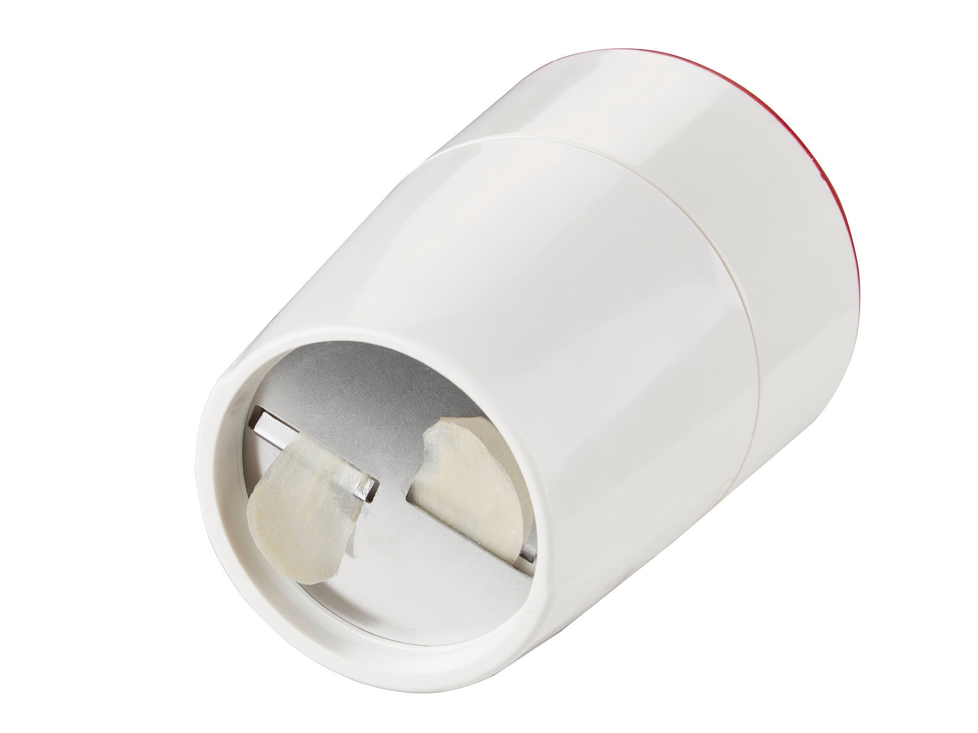 Une rape cylindrique blanche pour trancher, avec une lame en metal a l'interieur et une ouverture pour inserer les aliments.