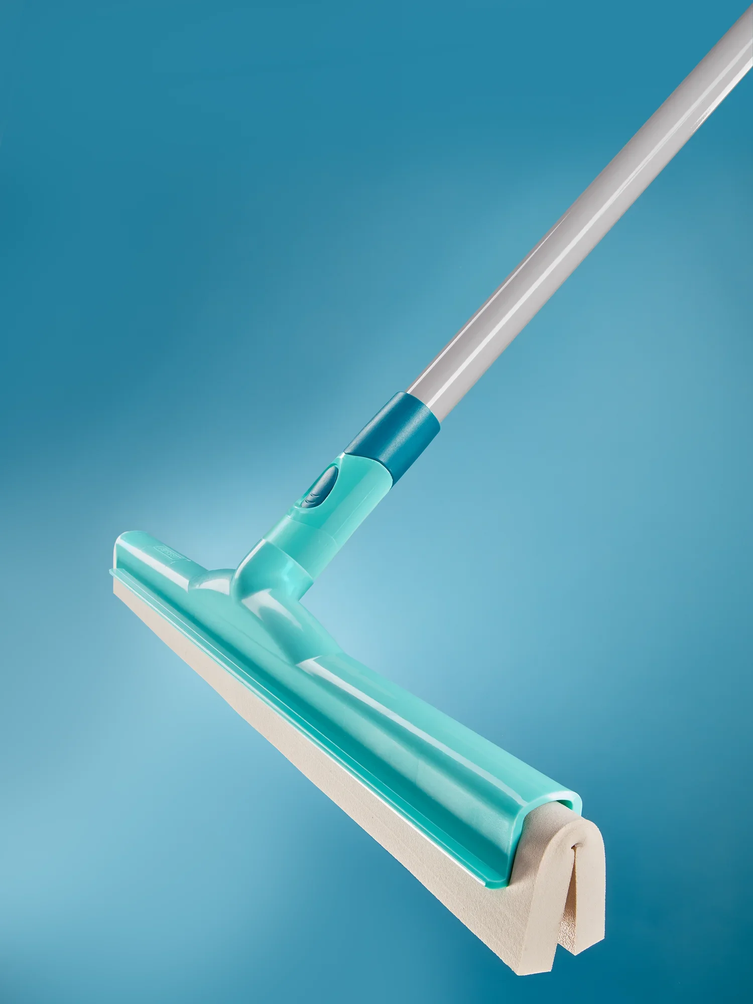 Ein türkisfarbener Wasserschieber-Aufsatz mit ergonomischem Griff auf blauem Hintergrund. Ideal zum effektiven Entfernen von Wasser auf glatten Oberflächen.