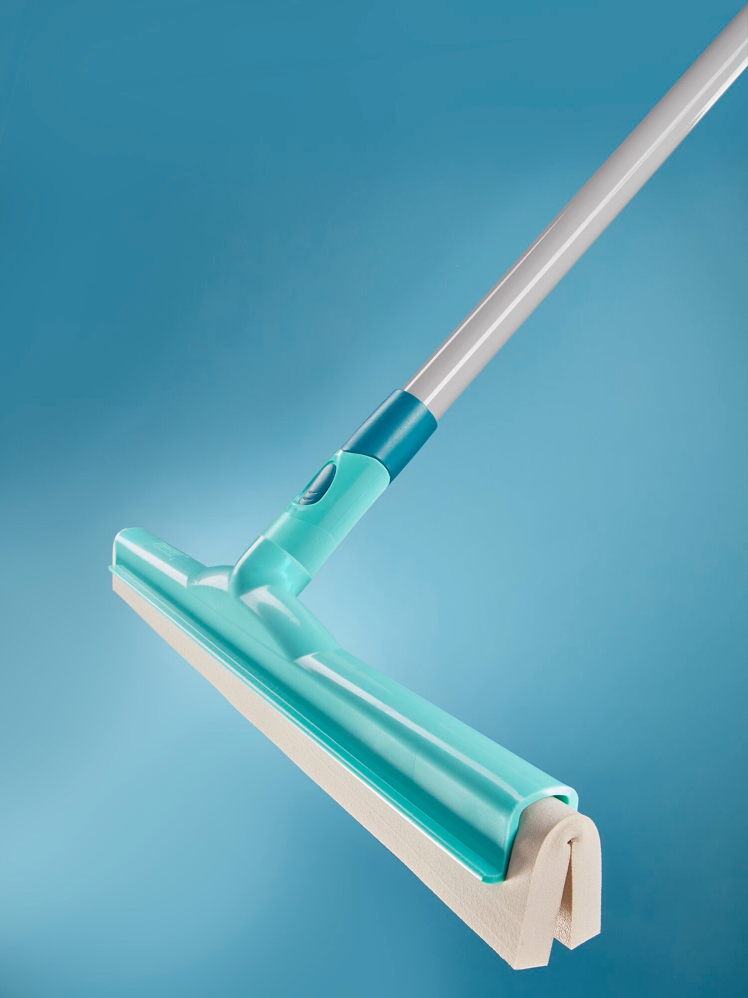 Een turkooiskleurig waterkrabberhulpstuk met ergonomisch handvat op een blauwe achtergrond. Ideaal voor het effectief verwijderen van water van gladde oppervlakken.