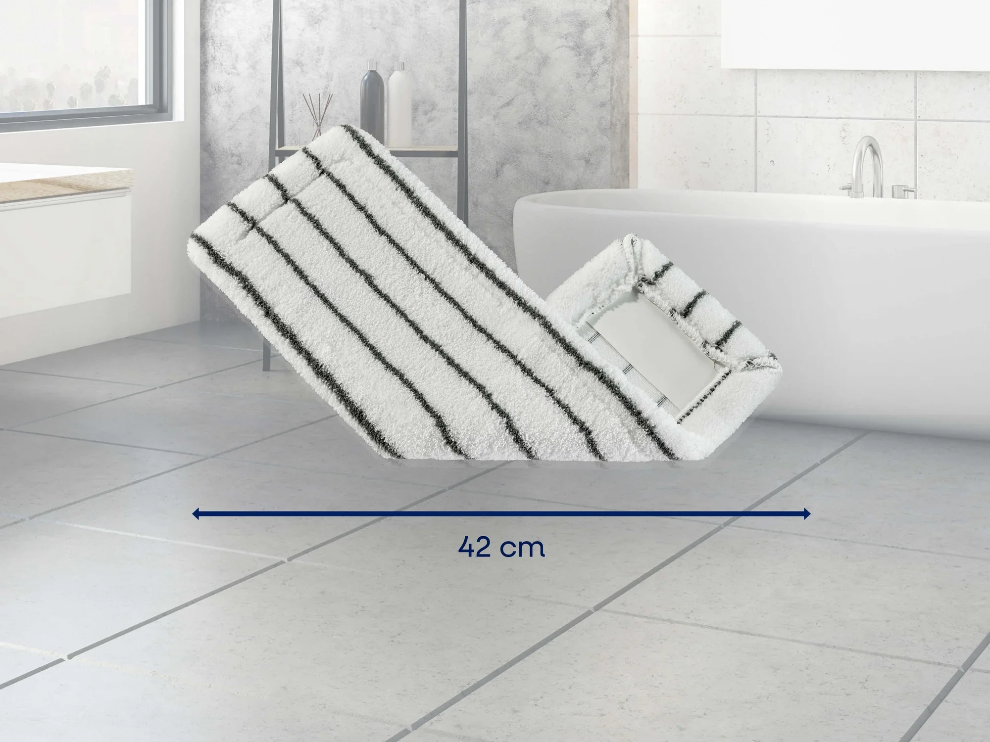 Wischbezug Classic XL Microfibre von Leifheit, 42 cm breit, auf einem Badezimmerboden. Der Bezug ist weiß mit grauen Streifen und eignet sich ideal für gründliche Reinigung.