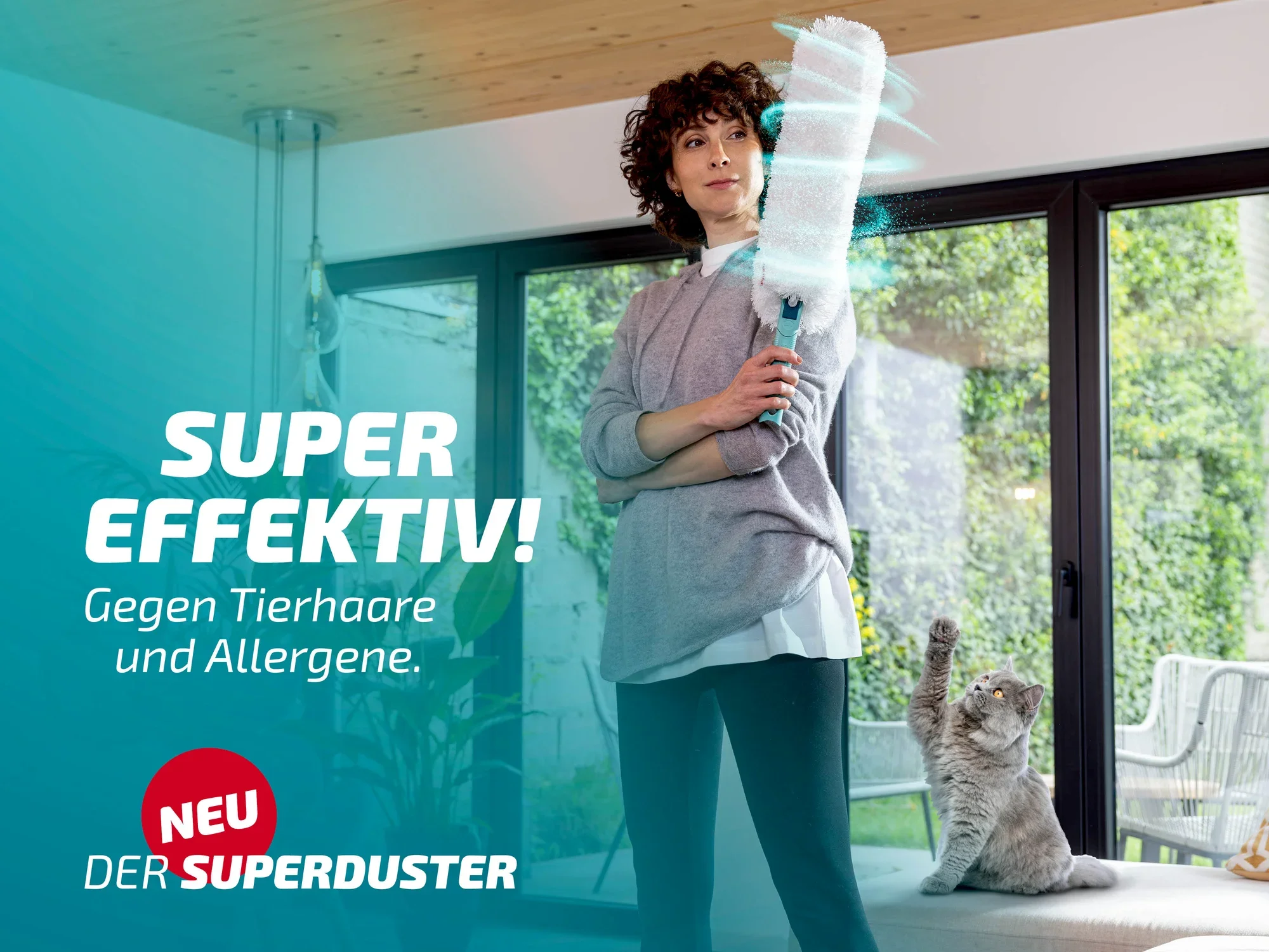 Frau benutzt den Leifheit Superduster XL, um Staub und Tierhaare zu entfernen. Im Hintergrund sitzt eine Katze. Text auf dem Bild: "Super effektiv! Gegen Tierhaare und Allergene.