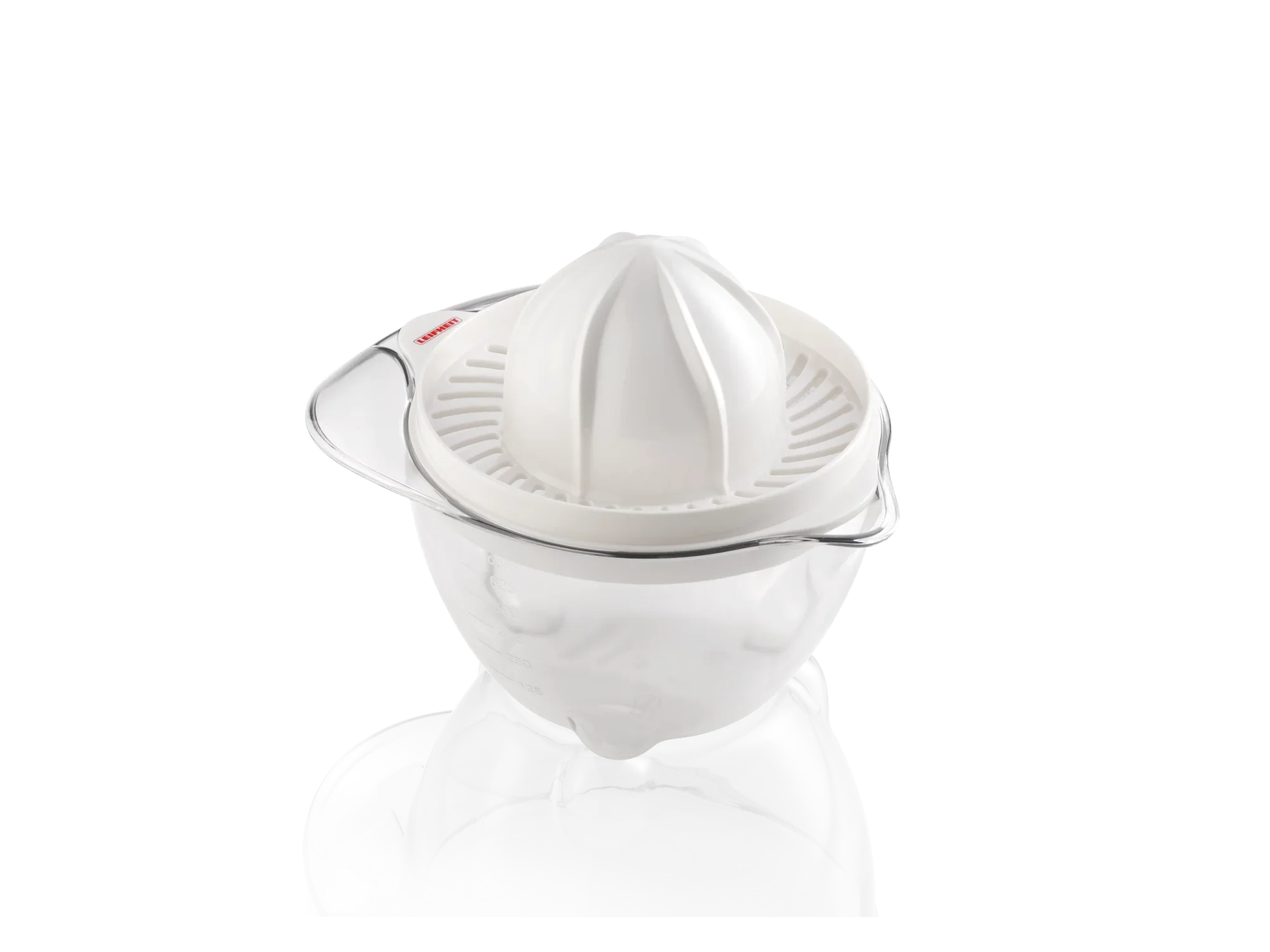 Citruspers van transparant plastic met witte knijpkegel en tuit. Ideaal om gemakkelijk citroenen en sinaasappels uit te persen. Praktisch ontwerp voor in de keuken.