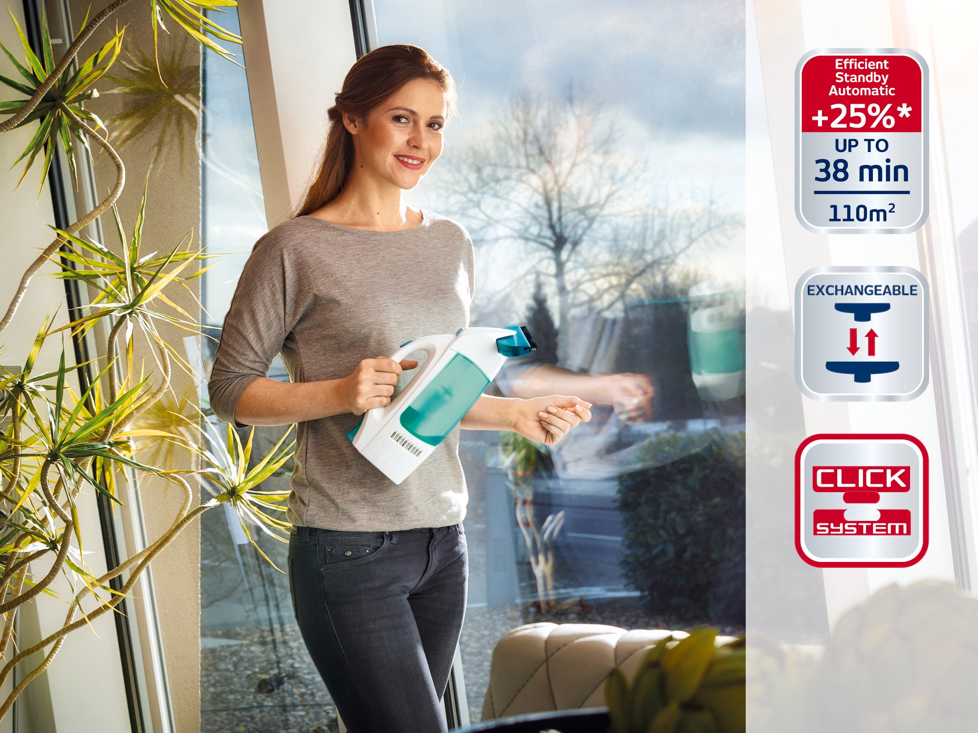 Une femme se tient dans une pièce moderne et tient un aspirateur pour vitres de Leifheit. À côté d'elle se trouvent des symboles qui soulignent l'efficacité, la durée de fonctionnement et le système de clic du produit.