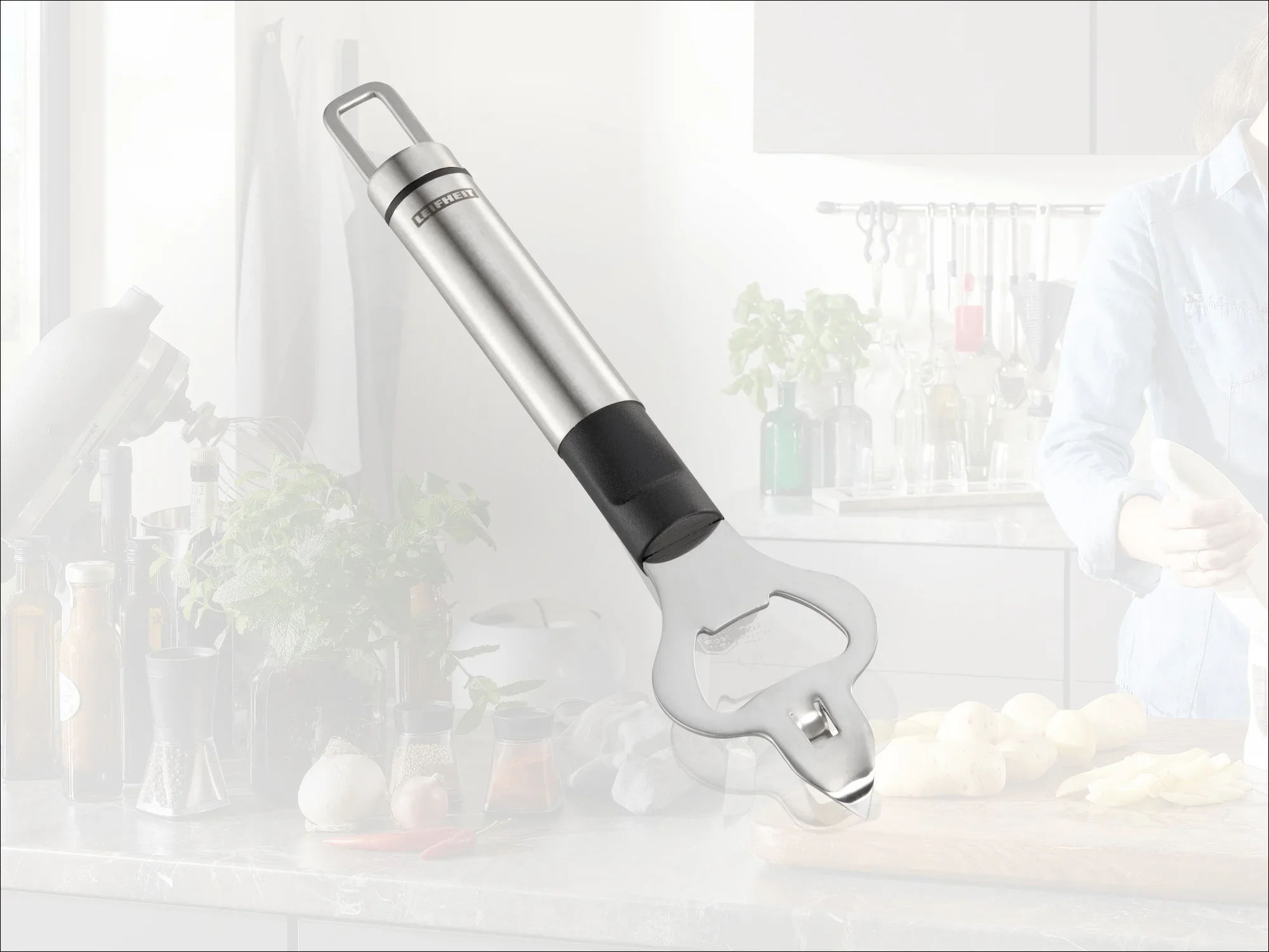 Apribottiglie in acciaio inossidabile con impugnatura ergonomica, ideale per l'uso quotidiano in cucina. Sullo sfondo si vede una cucina moderna con ingredienti freschi.