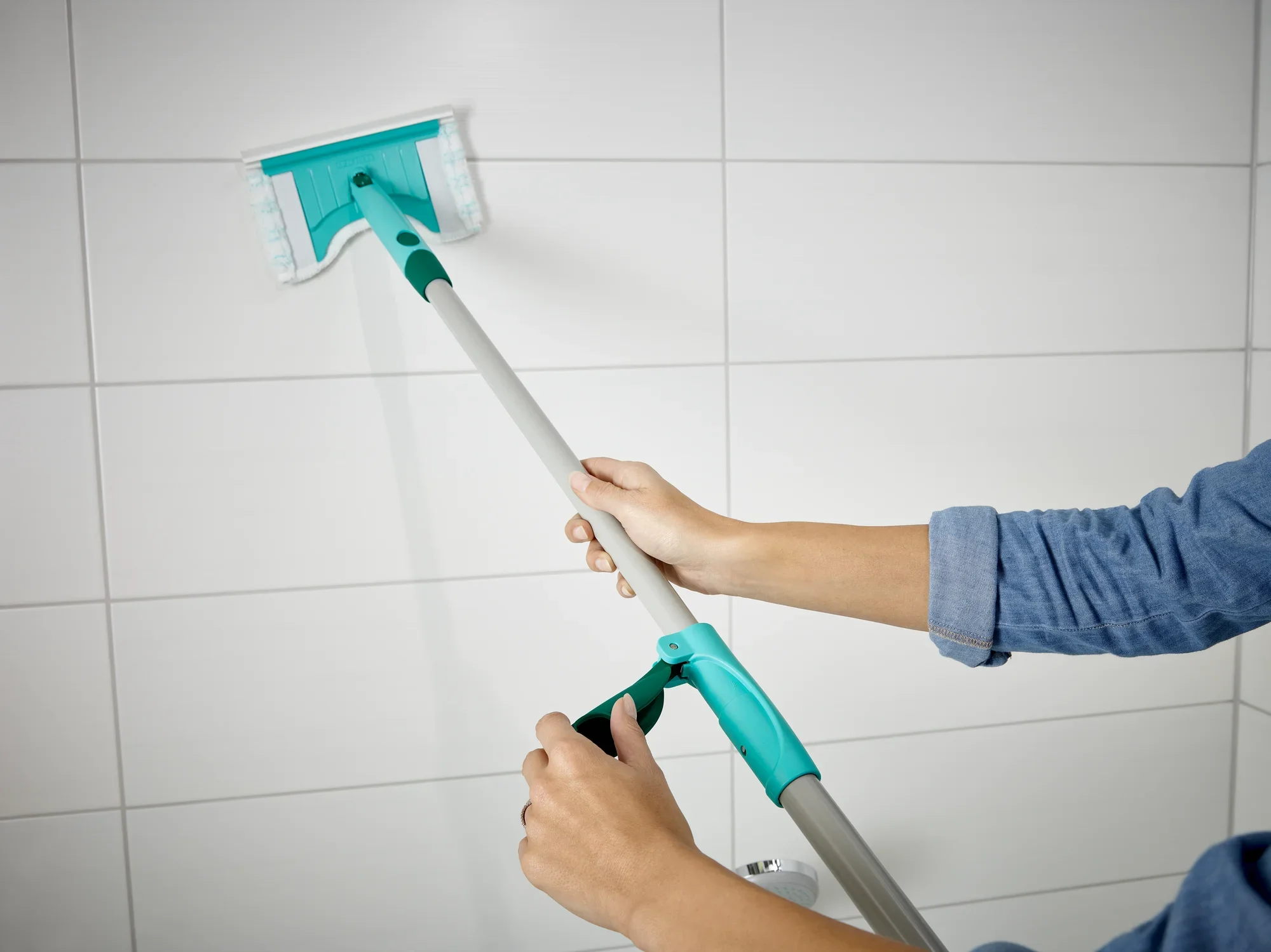 Ściągaczka do płytek i wanny Flexipad z teleskopowym uchwytem jest używana przez jedną osobę do czyszczenia białych płytek. Ściągaczka ma regulowany uchwyt do trudno dostępnych miejsc.