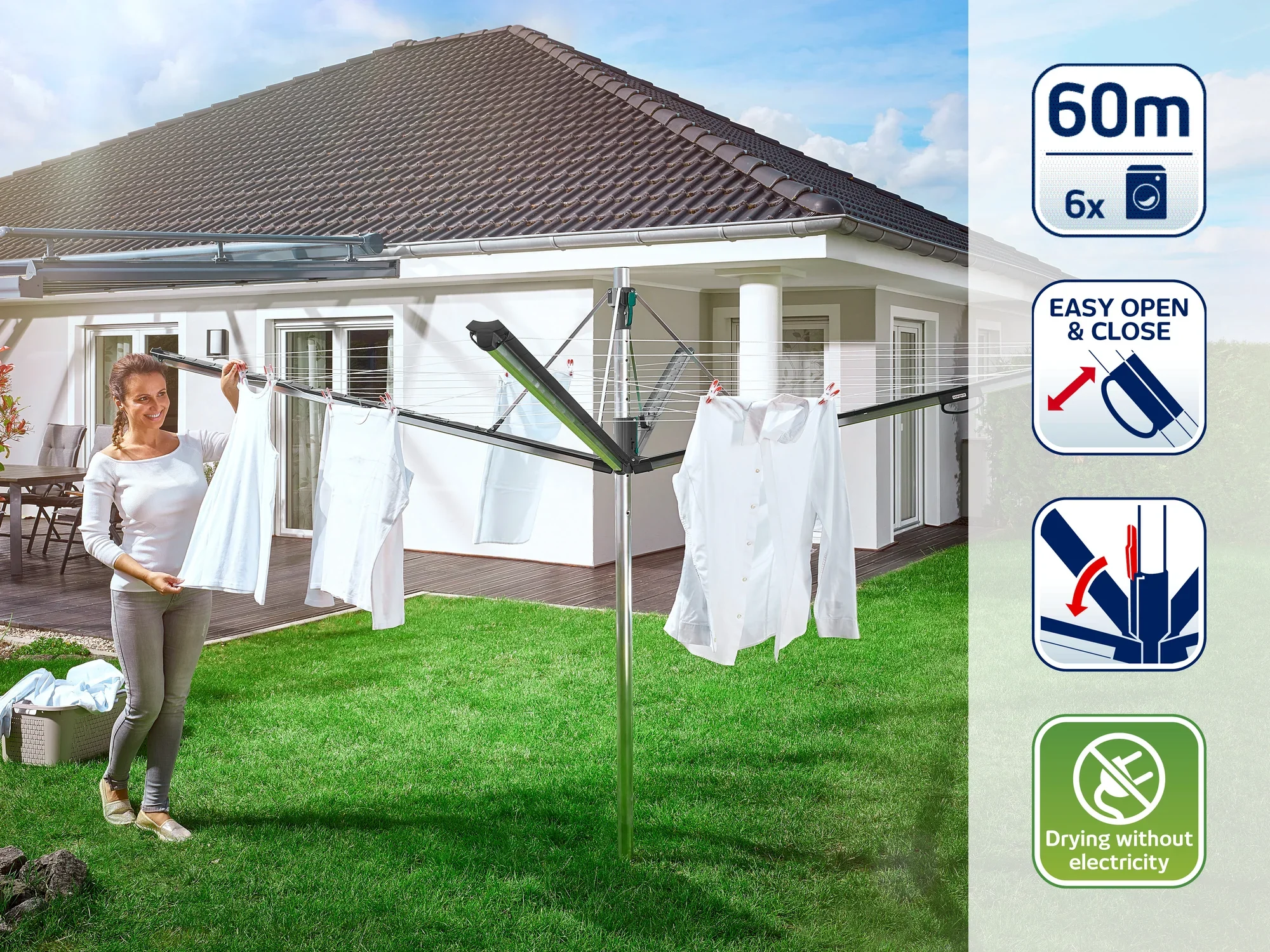 Une femme suspend du linge blanc sur un séchoir à linge dans le jardin. À l'arrière-plan, on aperçoit une maison individuelle moderne. Des symboles indiquent des fonctions telles que « 60 m », « EASY OPEN & CLOSE » et « Séchage sans électricité ».