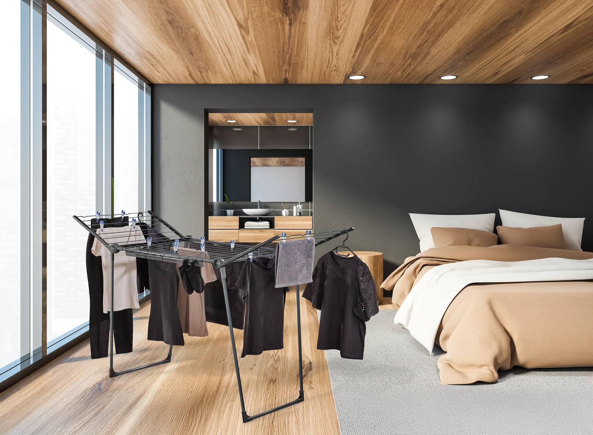 Modernes Schlafzimmer mit Holzdecke und bodentiefen Fenstern. In der Mitte steht ein schwarzer Wäscheständer mit hängender Kleidung.