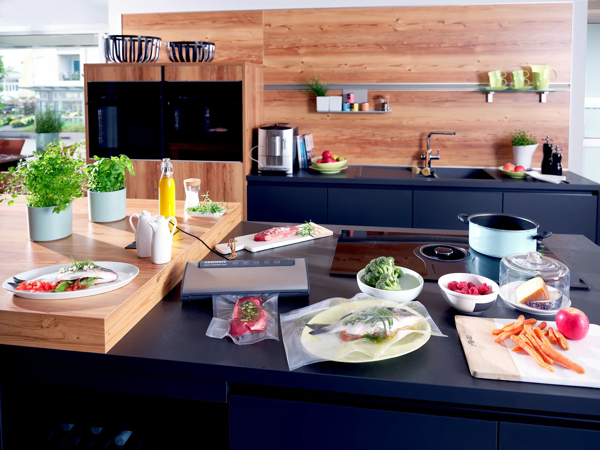 Zgrzewarka próżniowa Vacu Power 500 stoi na blacie w nowoczesnej kuchni. Otoczona świeżymi składnikami i przyborami kuchennymi demonstruje swoją wszechstronność i wydajność.