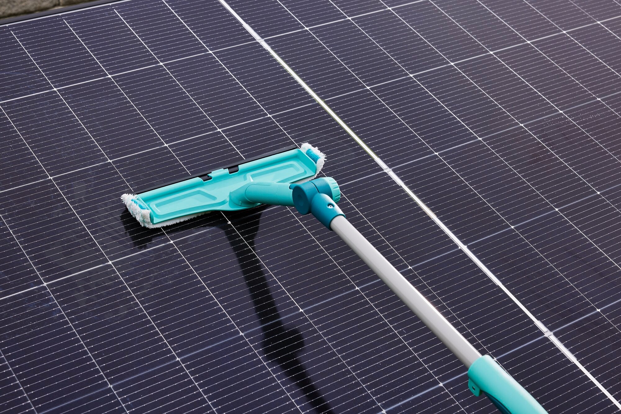 Reinigungsgerät 4in1 Teleskop: Ein Fenster- und Rahmenreiniger mit Teleskopstange reinigt effizient eine große Solarpanel-Oberfläche. Ideal für schwer erreichbare Stellen.