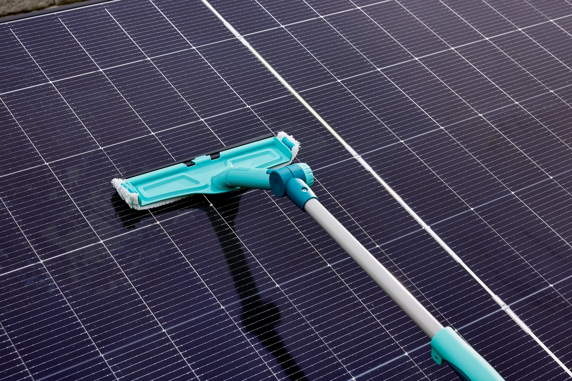 Reinigingsgereedschap 4in1 telescopisch: Een raam- en kozijnreiniger met telescopische steel reinigt efficiënt een groot oppervlak van zonnepanelen. Ideaal voor moeilijk bereikbare plaatsen.