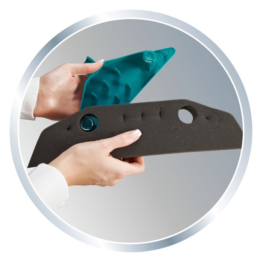 Due mani reggono la schiuma di ricambio Soft&Easy. La schiuma è nera con incavi rotondi ed è presentata accanto a un elemento in plastica blu.