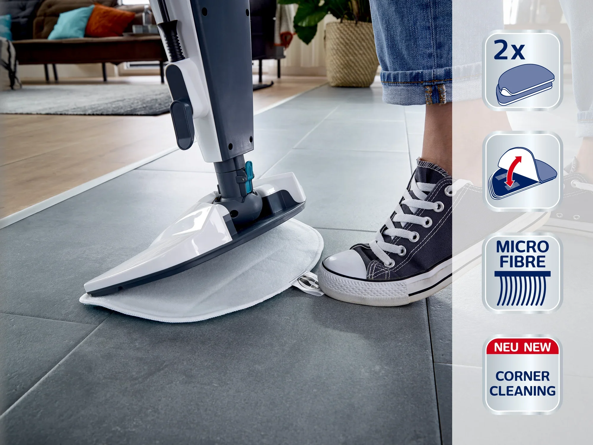 Un nettoyeur vapeur nettoie un sol carrelé. Une personne portant des baskets se tient debout sur le chiffon de nettoyage. L'image montre également des symboles pour la microfibre et le nettoyage des coins.