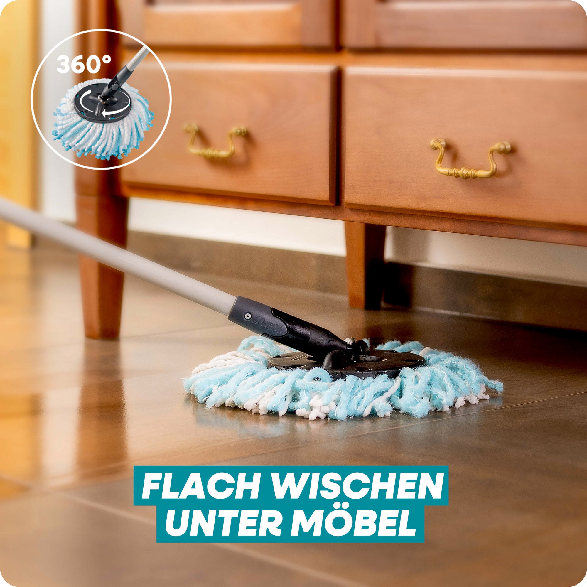 Leifheit Set CLEAN TWIST Disc Mop Black beim flachen Wischen unter Möbeln auf Holzboden; runder Wischkopf mit 360°-Gelenk erreicht mühelos enge Bereiche unter Schränken.