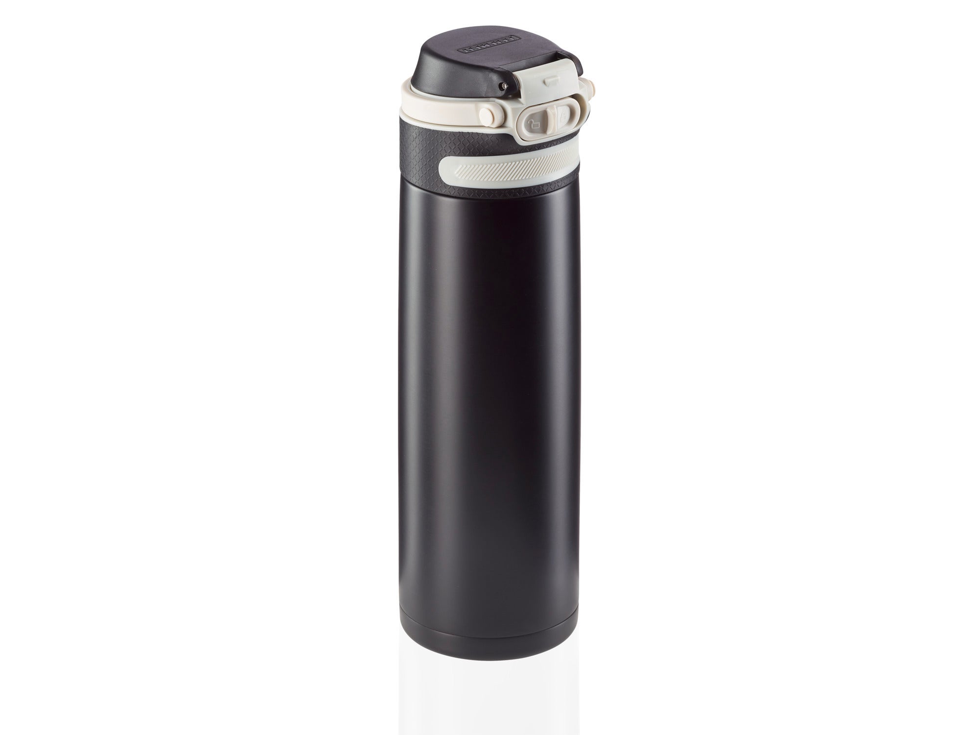 Isolierbecher Flip 600ml in Schwarz. Der Becher hat einen sicheren Verschluss und ein elegantes Design, ideal für unterwegs. Perfekt für heiße oder kalte Getränke.