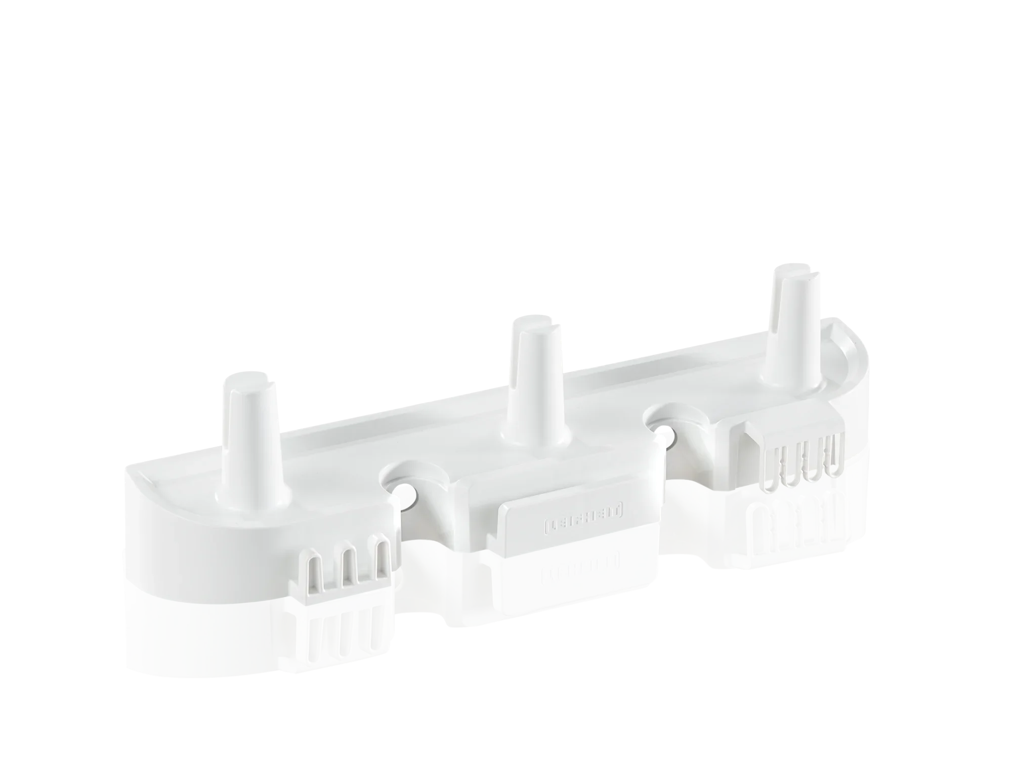 Un centro de ordenación blanco con sistema de clic para montaje en la pared, ideal para guardar utensilios de limpieza. Dispone de varios soportes para escobas y otros aparatos.