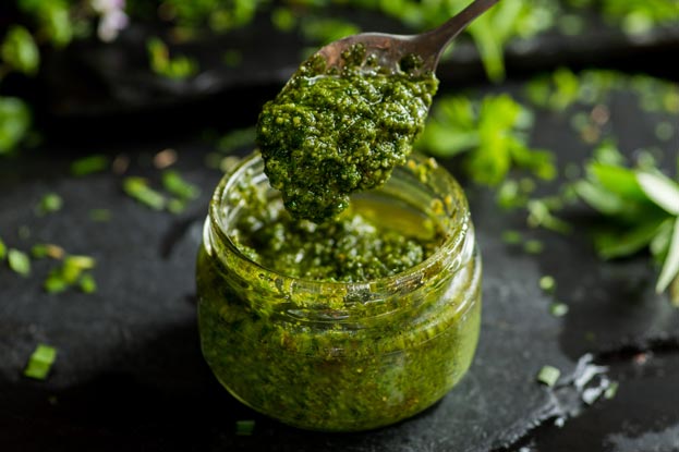 Wildkräuter-Pesto einfach selbst machen