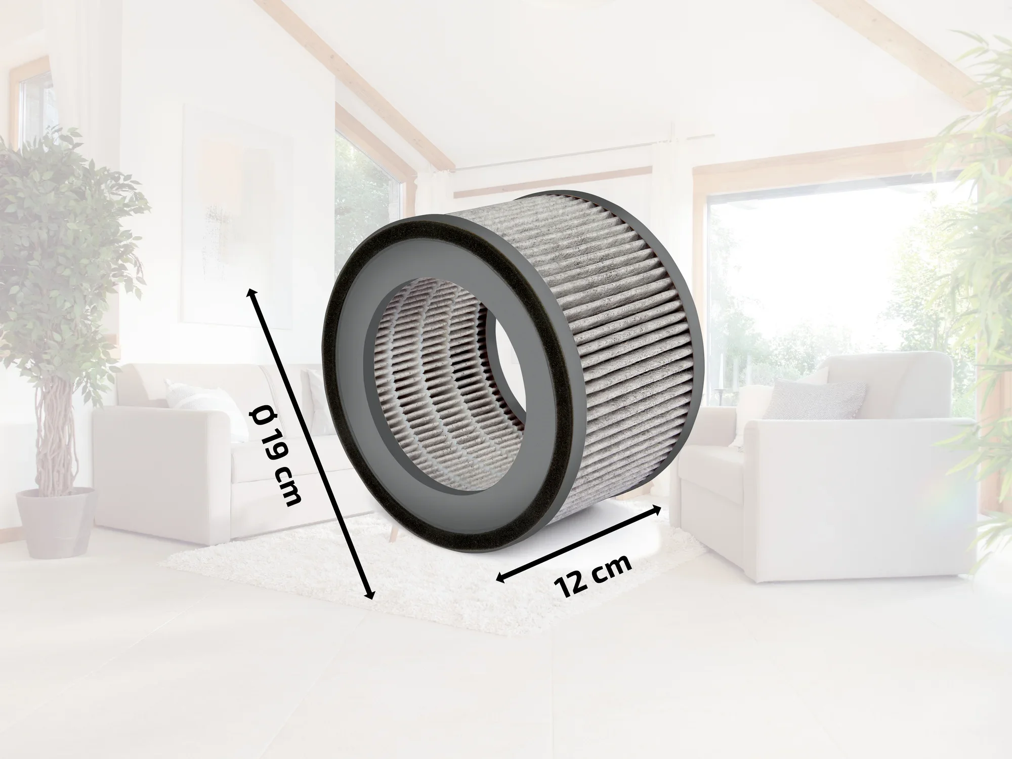 Cylindryczny filtr powietrza o średnicy 19 cm i wysokości 12 cm jest prezentowany w nowoczesnym salonie. Filtr jest umieszczony pośrodku i otoczony jasnymi meblami.