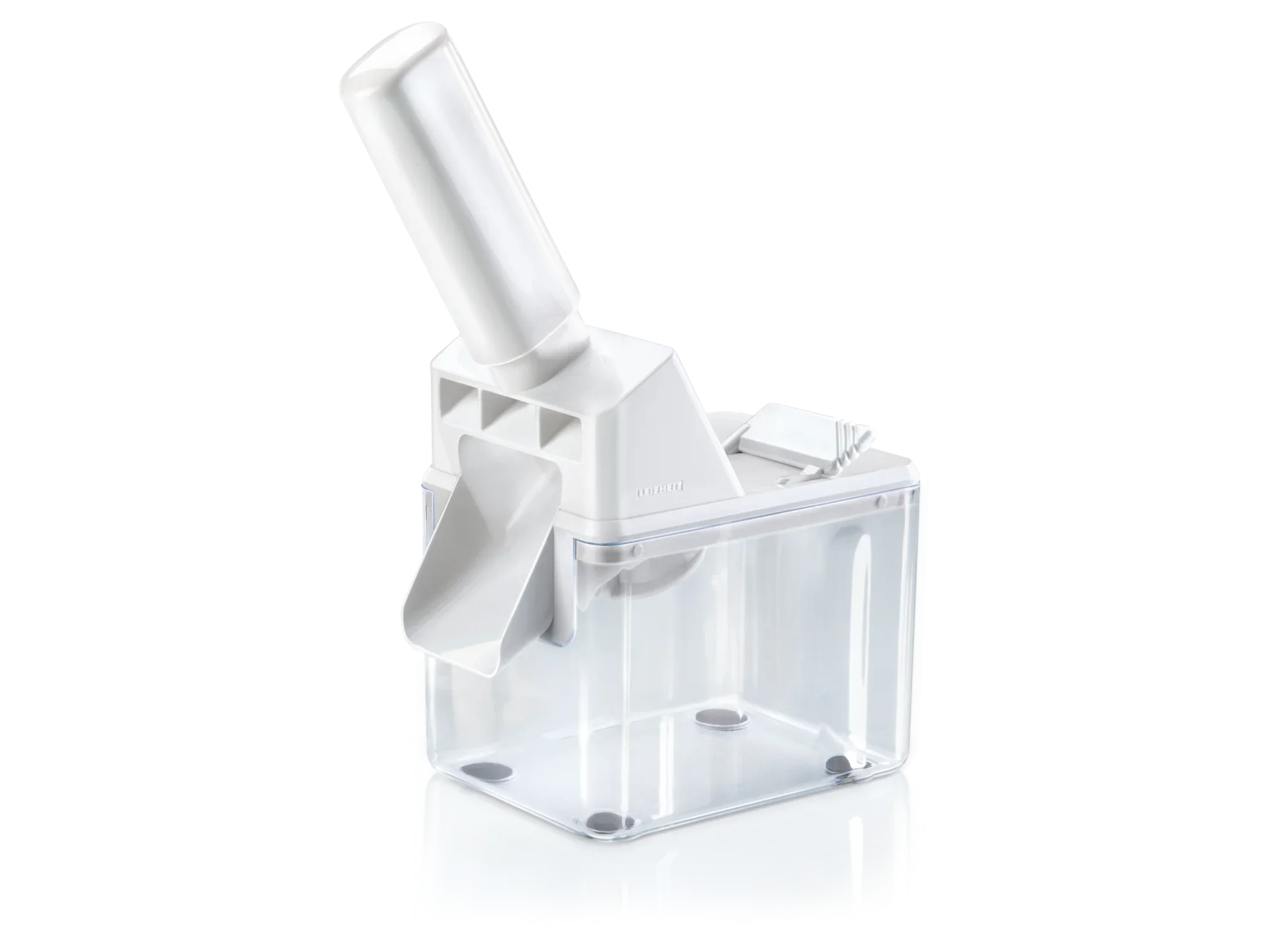 Een transparante pruimenboor met wit handvat en hendel. Het apparaat is compact en ideaal om snel en gemakkelijk pruimen te ontpitten.