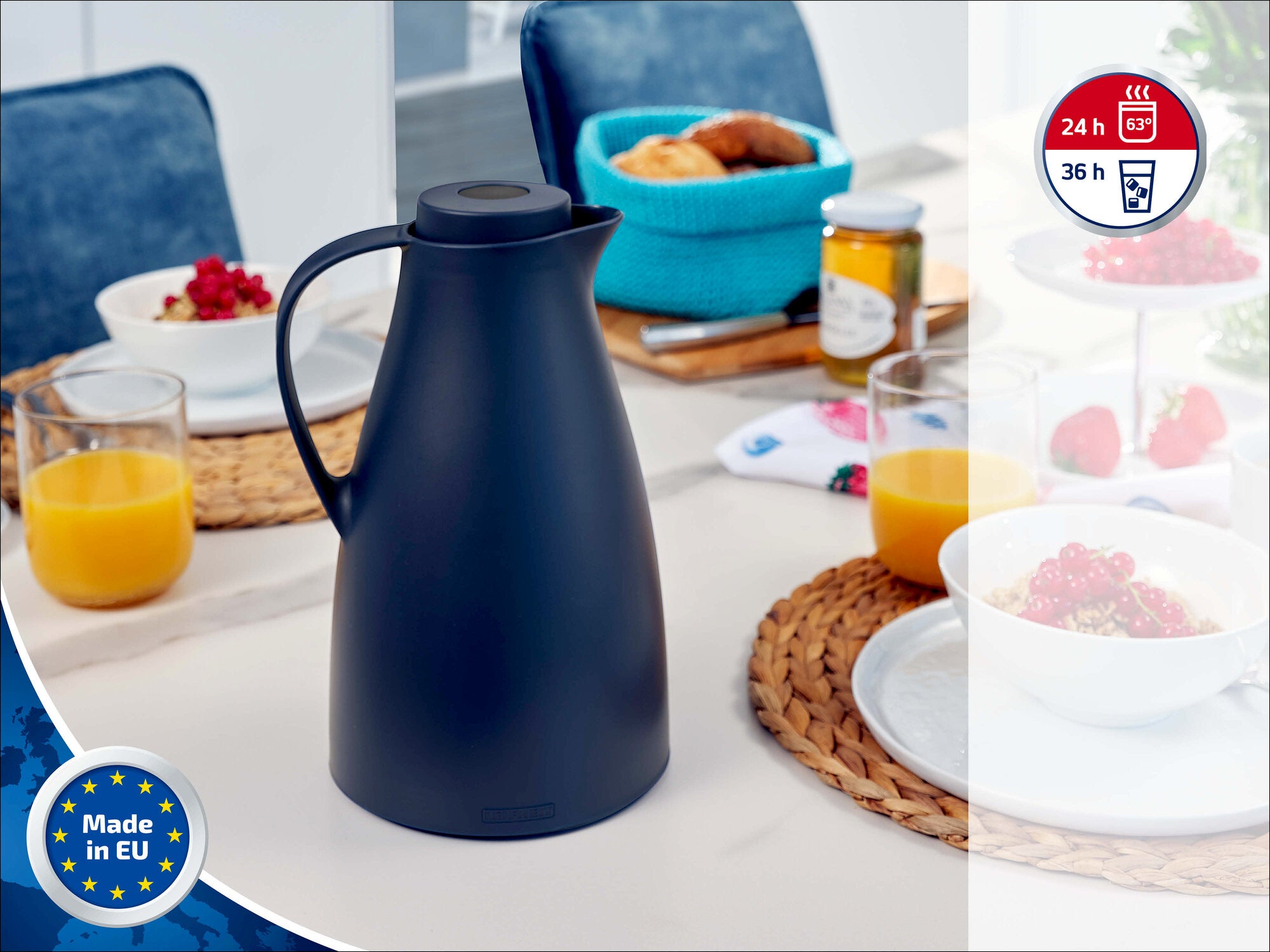 Leifheit Isolierkanne in Dunkelblau auf gedecktem Frühstückstisch mit Saftgläsern, Schalen und Snackschüssel; Symbolgrafiken weisen auf Warmhalten bis 24 Stunden und Kalthalten bis 36 Stunden hin.