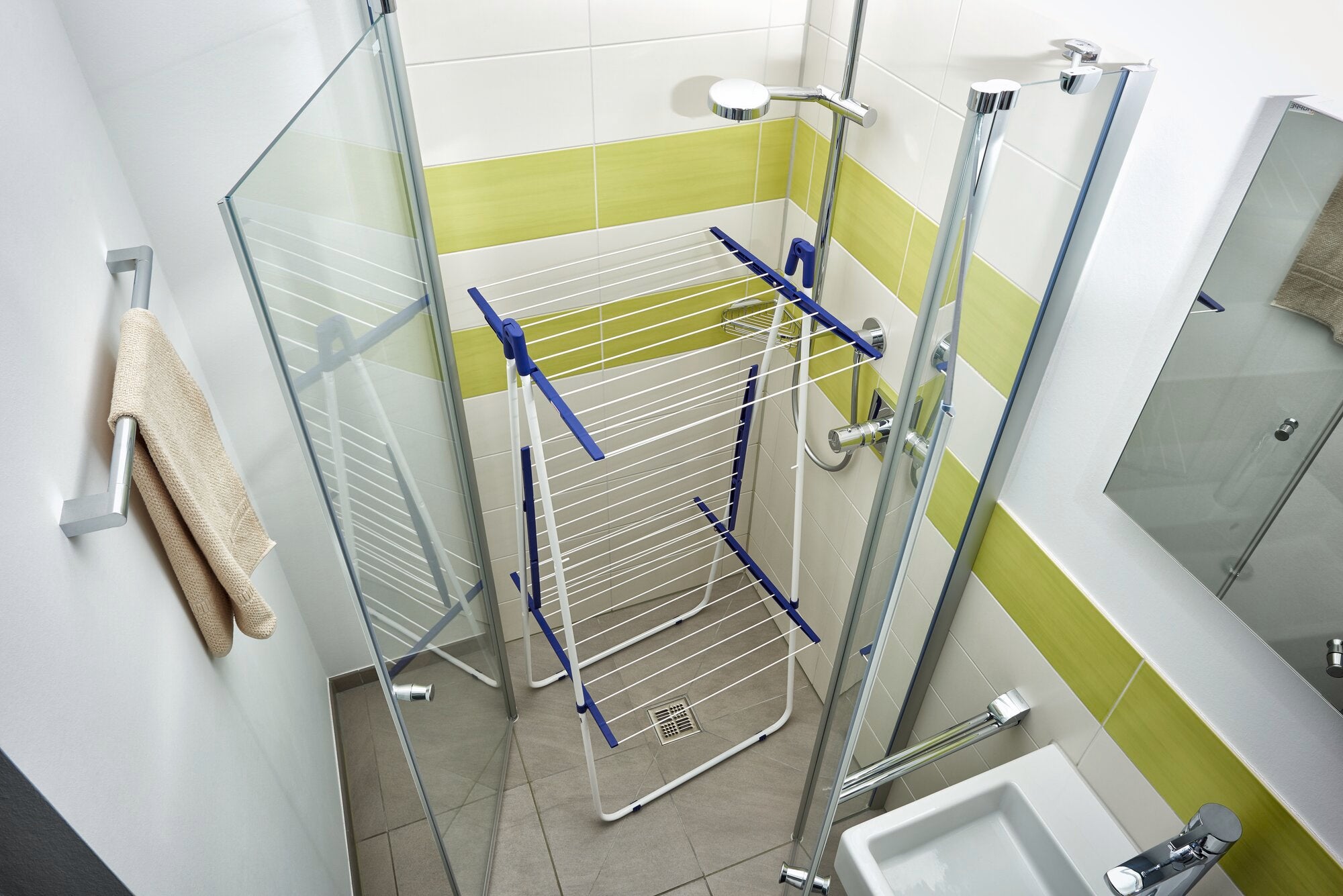 Séchoir à linge Pegasus Tower 190 dans une douche moderne. Ce séchoir compact offre beaucoup d'espace pour sécher le linge et s'intègre parfaitement dans les petites salles de bains.