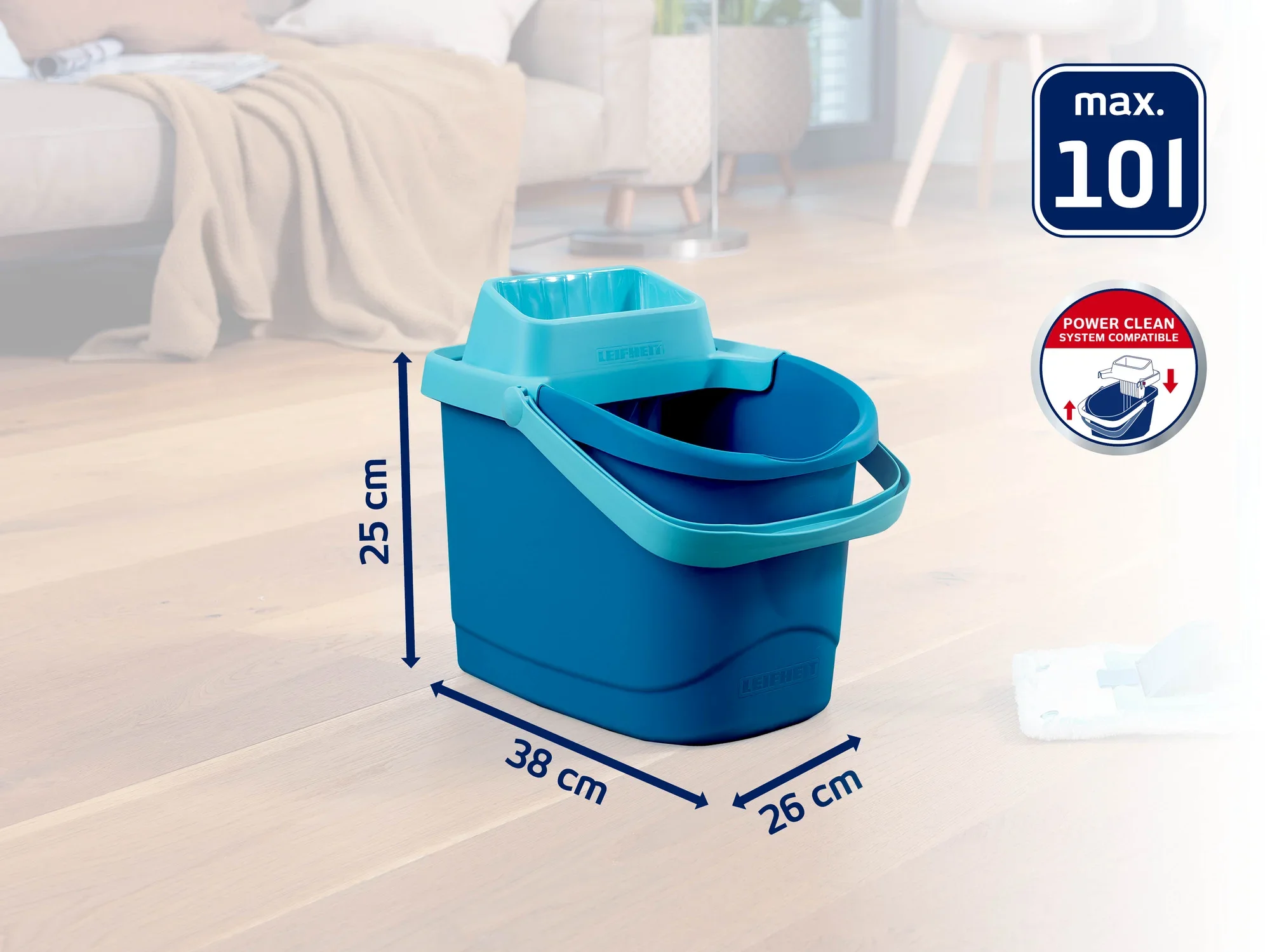 Seau bleu avec poignée et dispositif d'essorage, pouvant contenir jusqu'à 10 litres de liquide. Le seau mesure 25 cm de haut, 38 cm de long et 26 cm de large. Idéal pour un nettoyage efficace des sols.