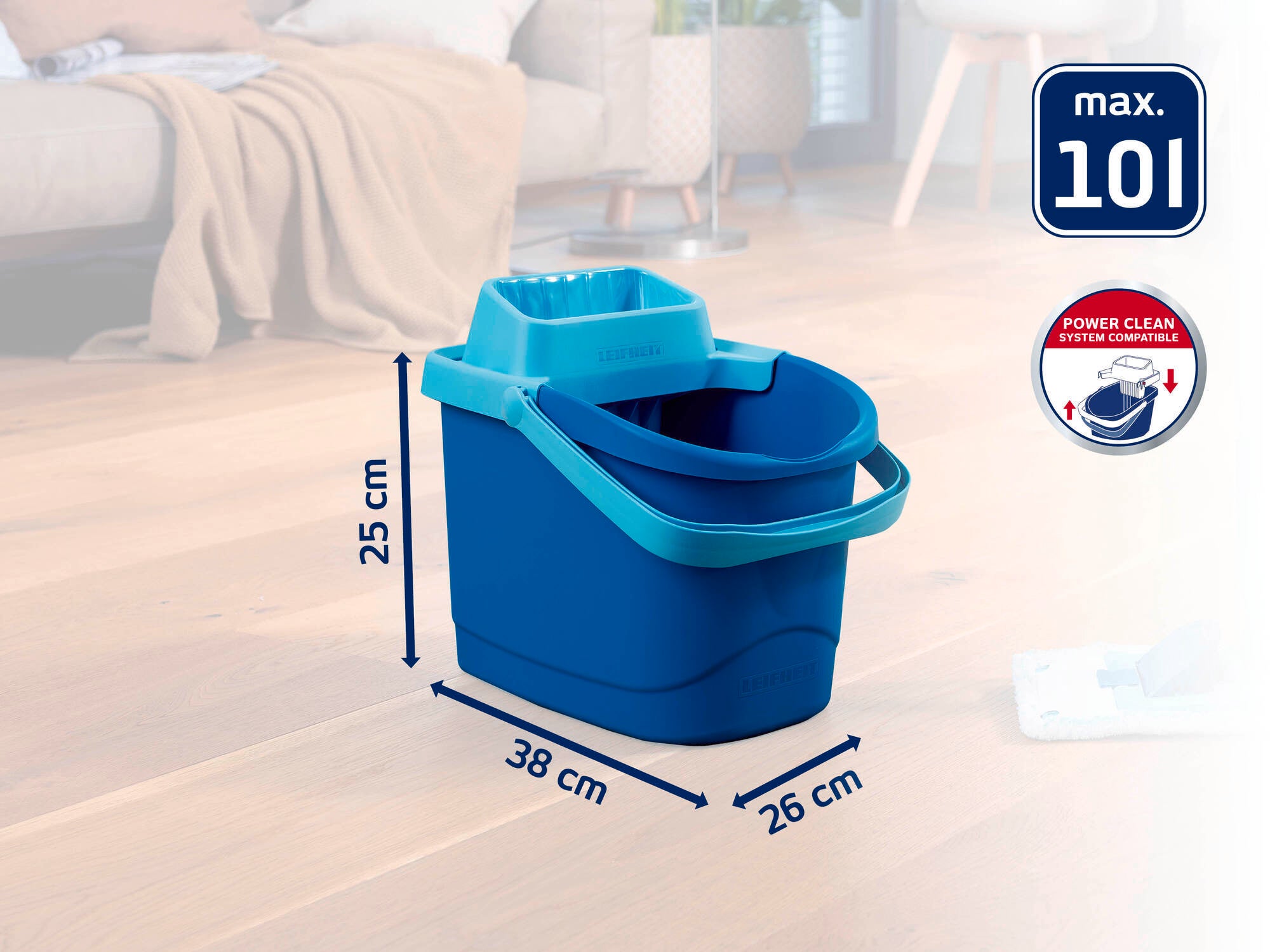 Niebieskie wiadro z uchwytem i wyciskarką, odpowiednie do 10 litrów płynu. Wiadro ma 25 cm wysokości, 38 cm długości i 26 cm szerokości. Idealne do efektywnego czyszczenia podłóg.