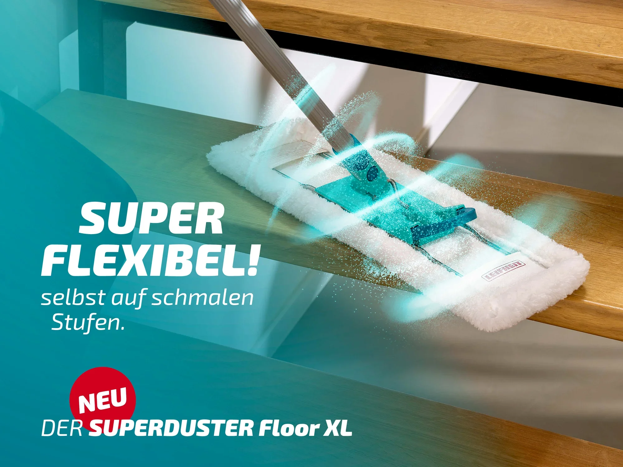 Der Leifheit Superduster Floor XL ist ein flexibler Staubbezug, ideal für schmale Stufen. Das Bild zeigt den Staubbezug in Aktion auf einer Treppenstufe.