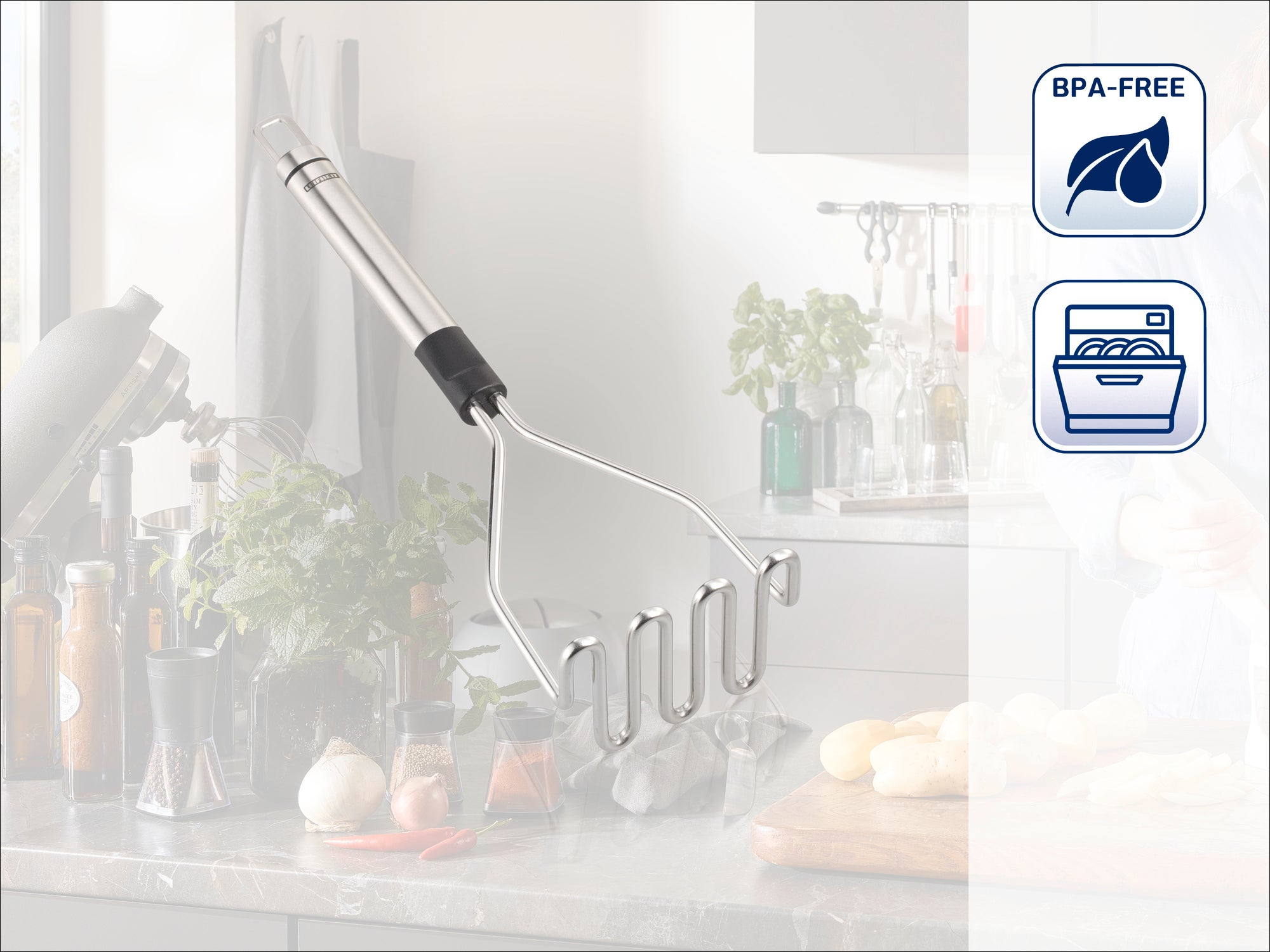 Kartoffelstampfer aus Edelstahl mit ergonomischem Griff, ideal für die Zubereitung von Kartoffelpüree. Spülmaschinenfest und BPA-frei, perfekt für jede Küche.